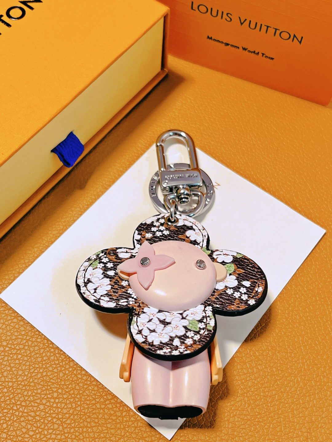 14E57ADE Stylish key closure