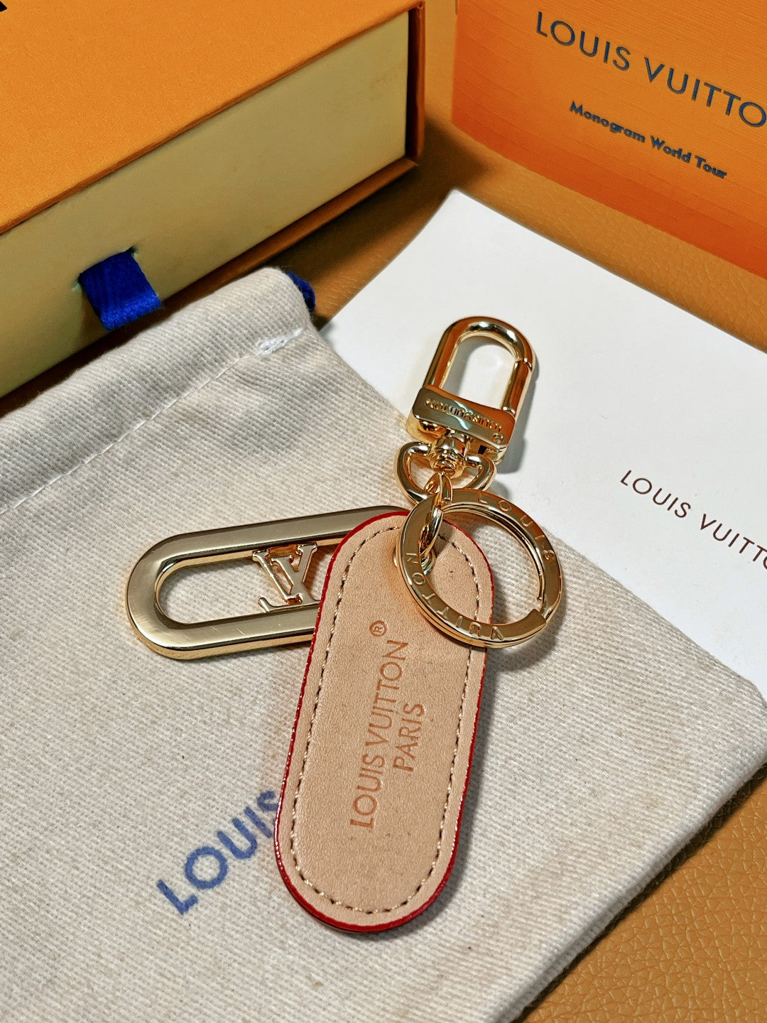 14E61ADE Stylish key closure