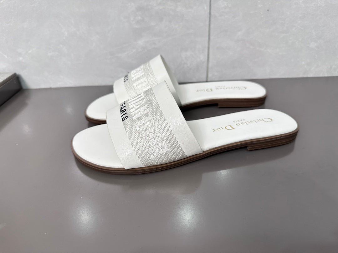 14D32ZDE Stylish slippers