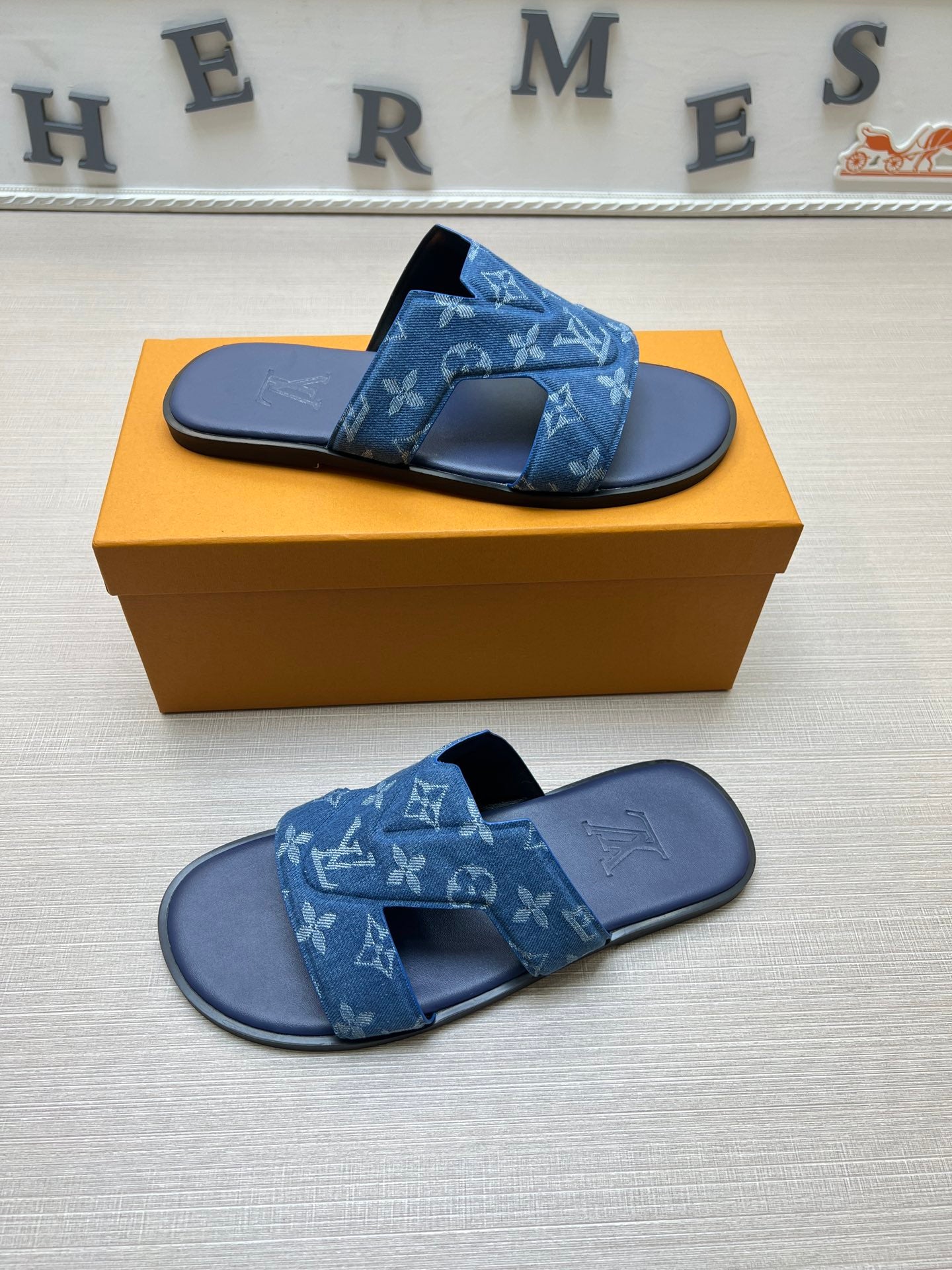 54E109ZDE Stylish slippers