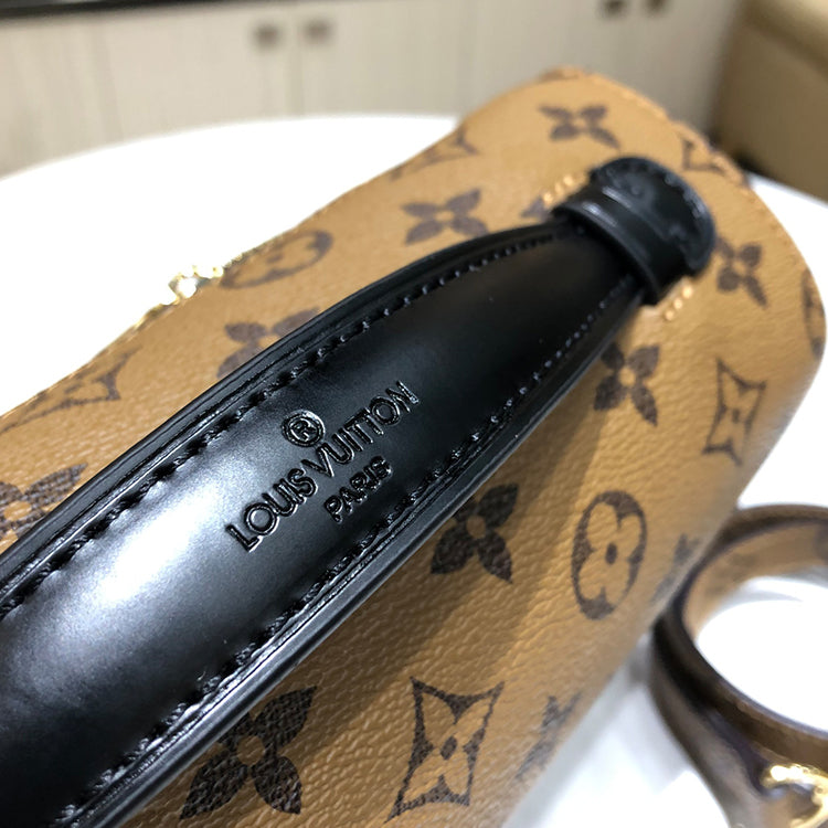 1E65BDE Stylish leather bag