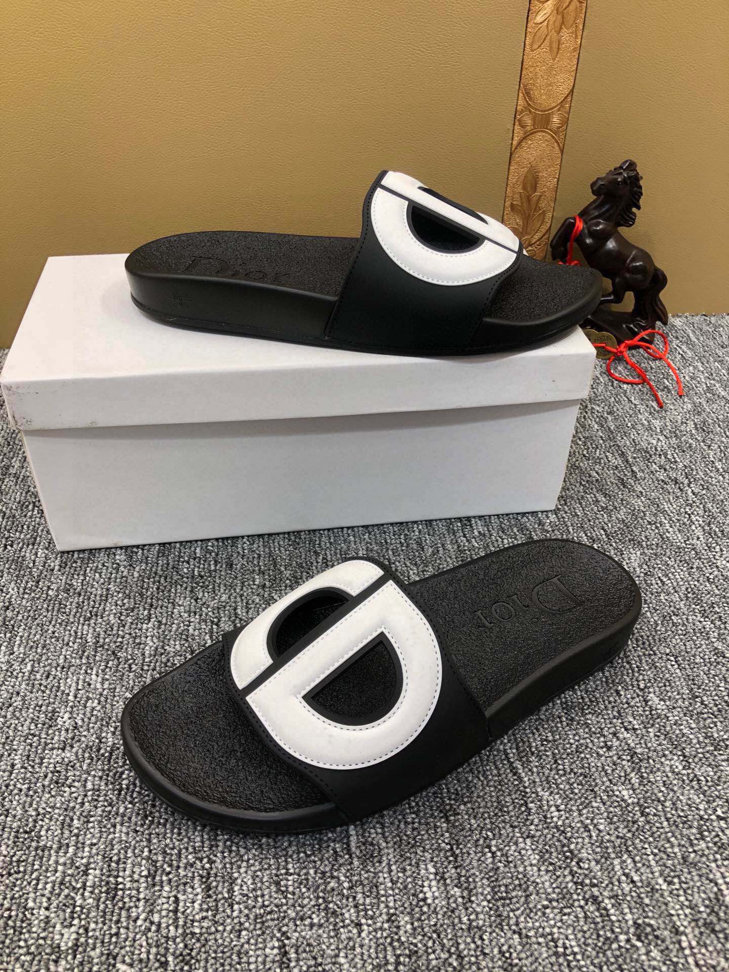 54D51ZDE Stylish slippers