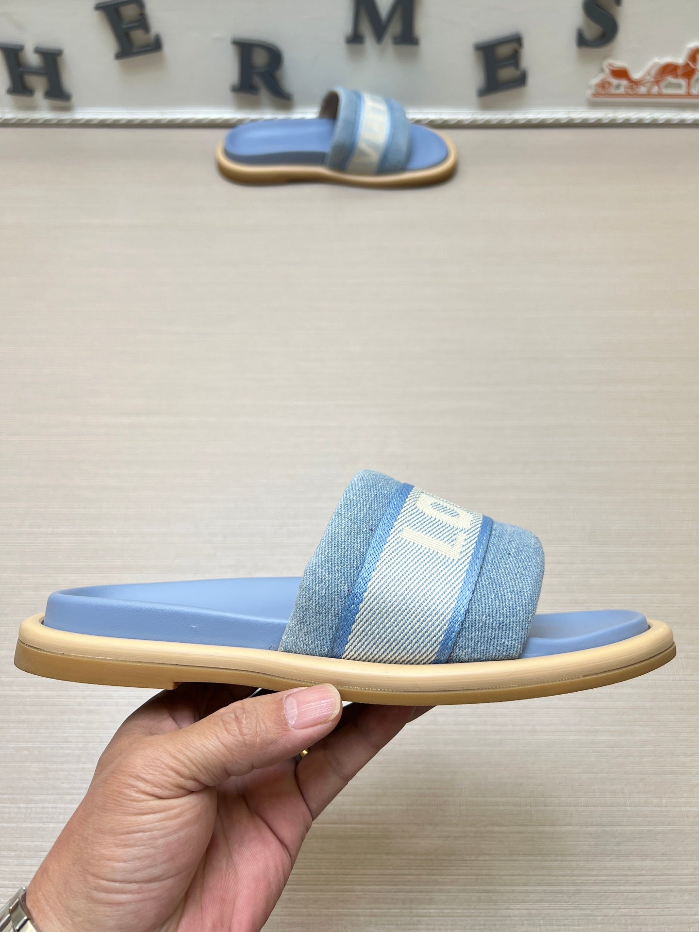 535ZE300ZDE Stylish Slippers