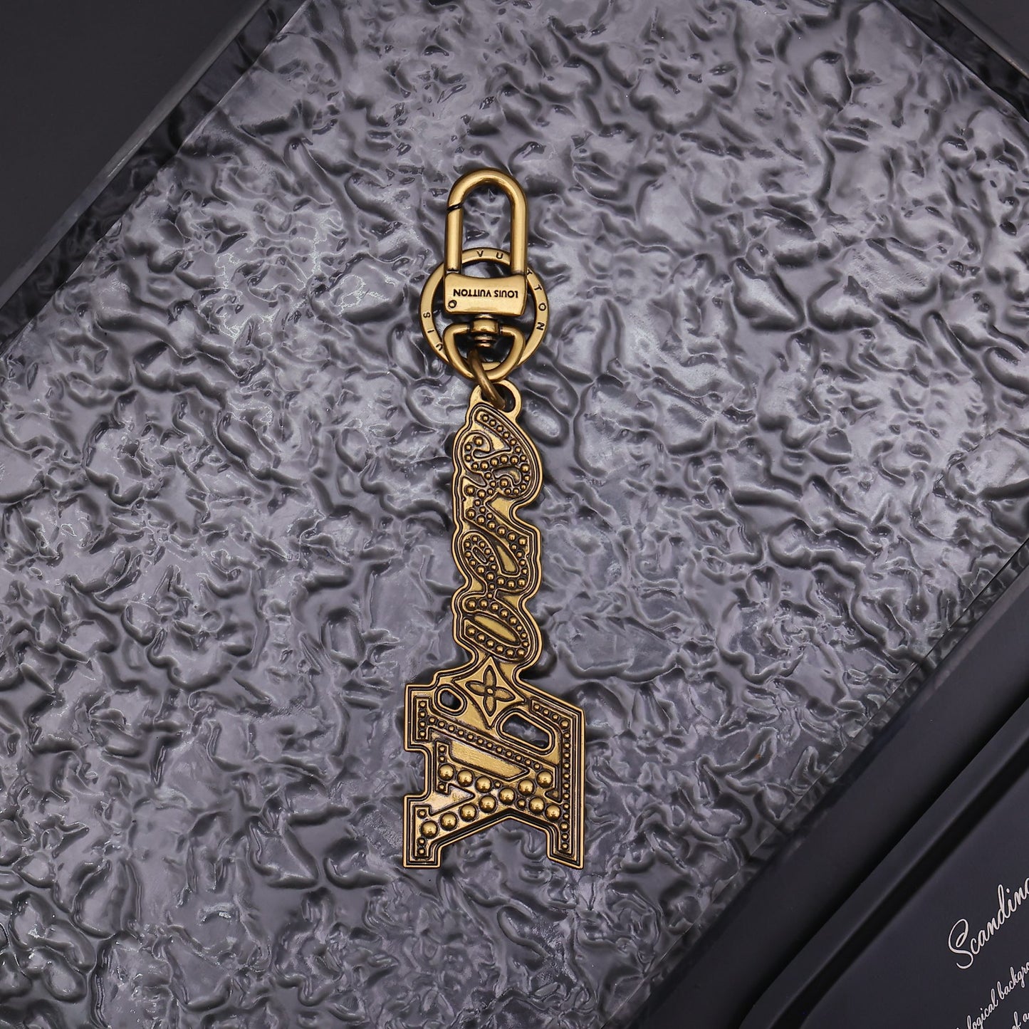 14E16ADE Stylish key closure