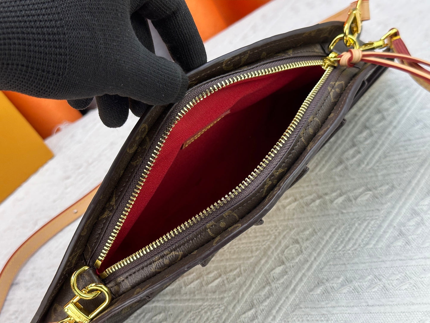 165NE104BDE Stylish leather bag