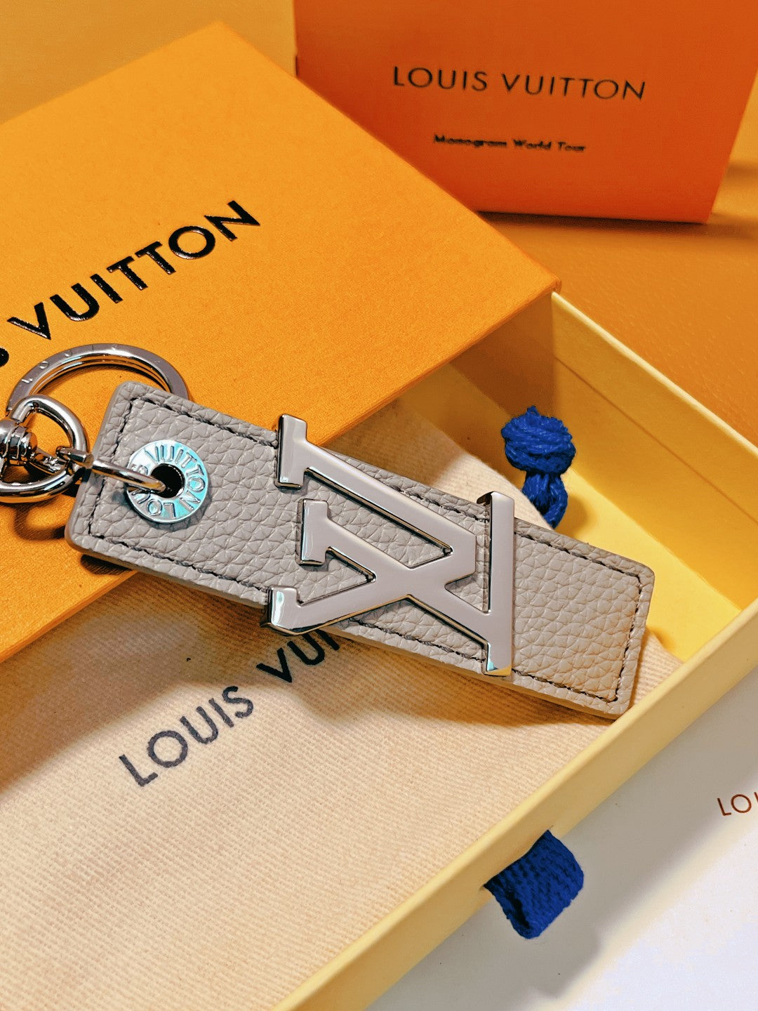 14E58ADE Stylish key closure