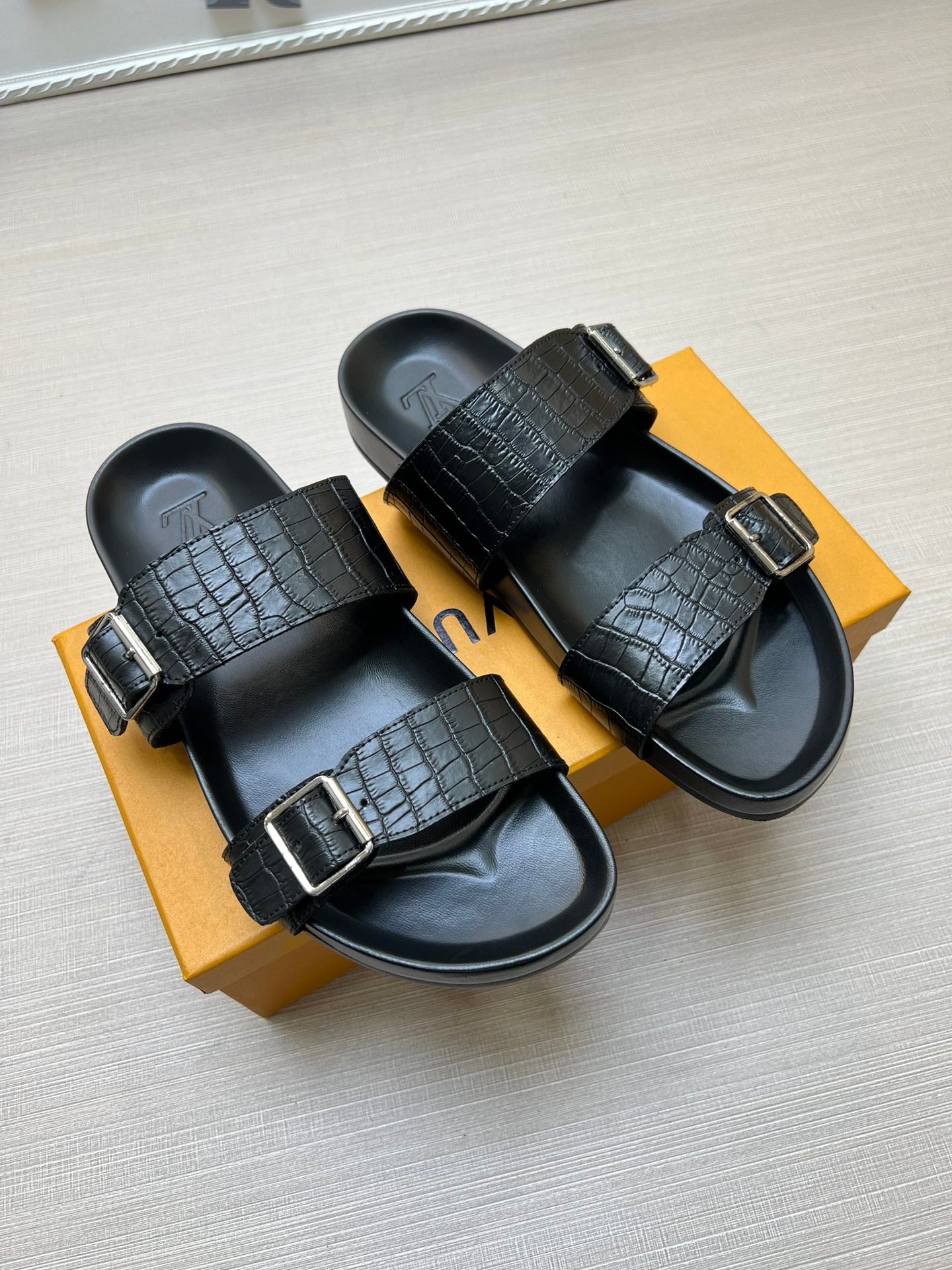 54E87ZDE Stylish slippers