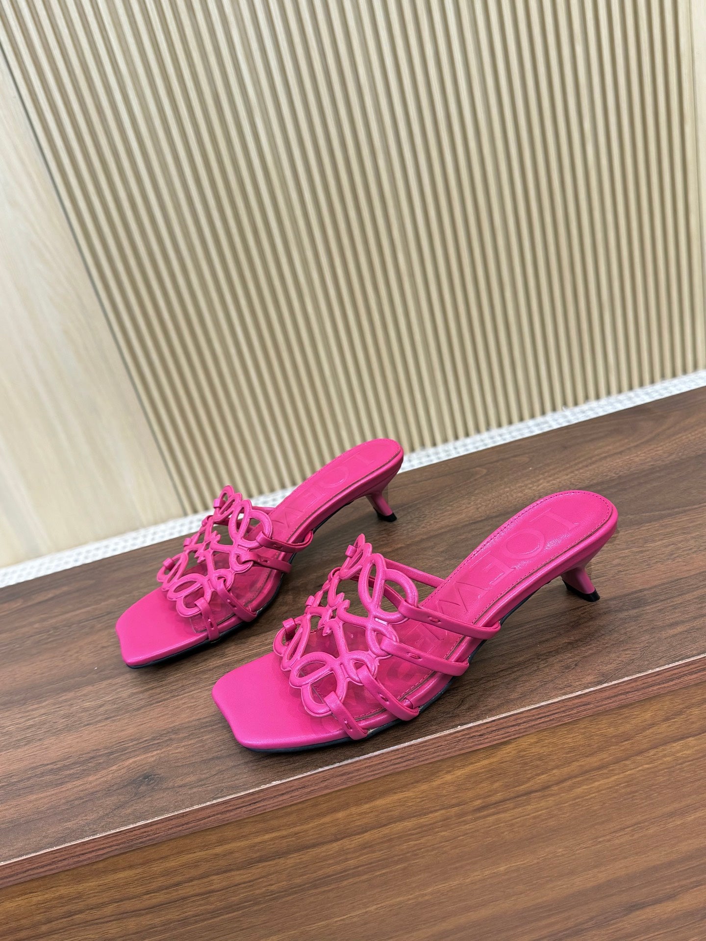 255QA33ZDE Stylish leather Slippers