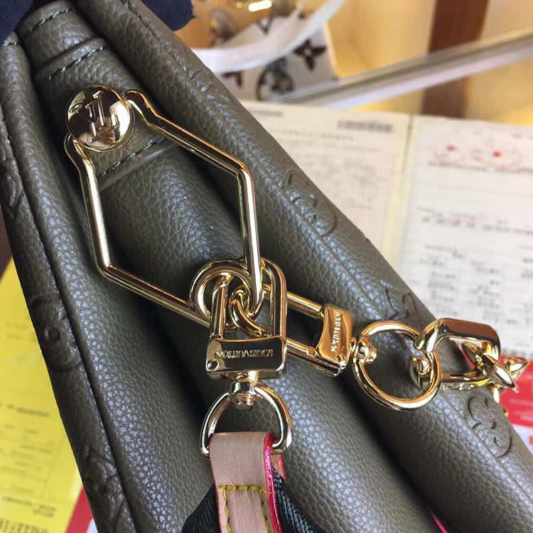 2E42BDE Stylish leather bag