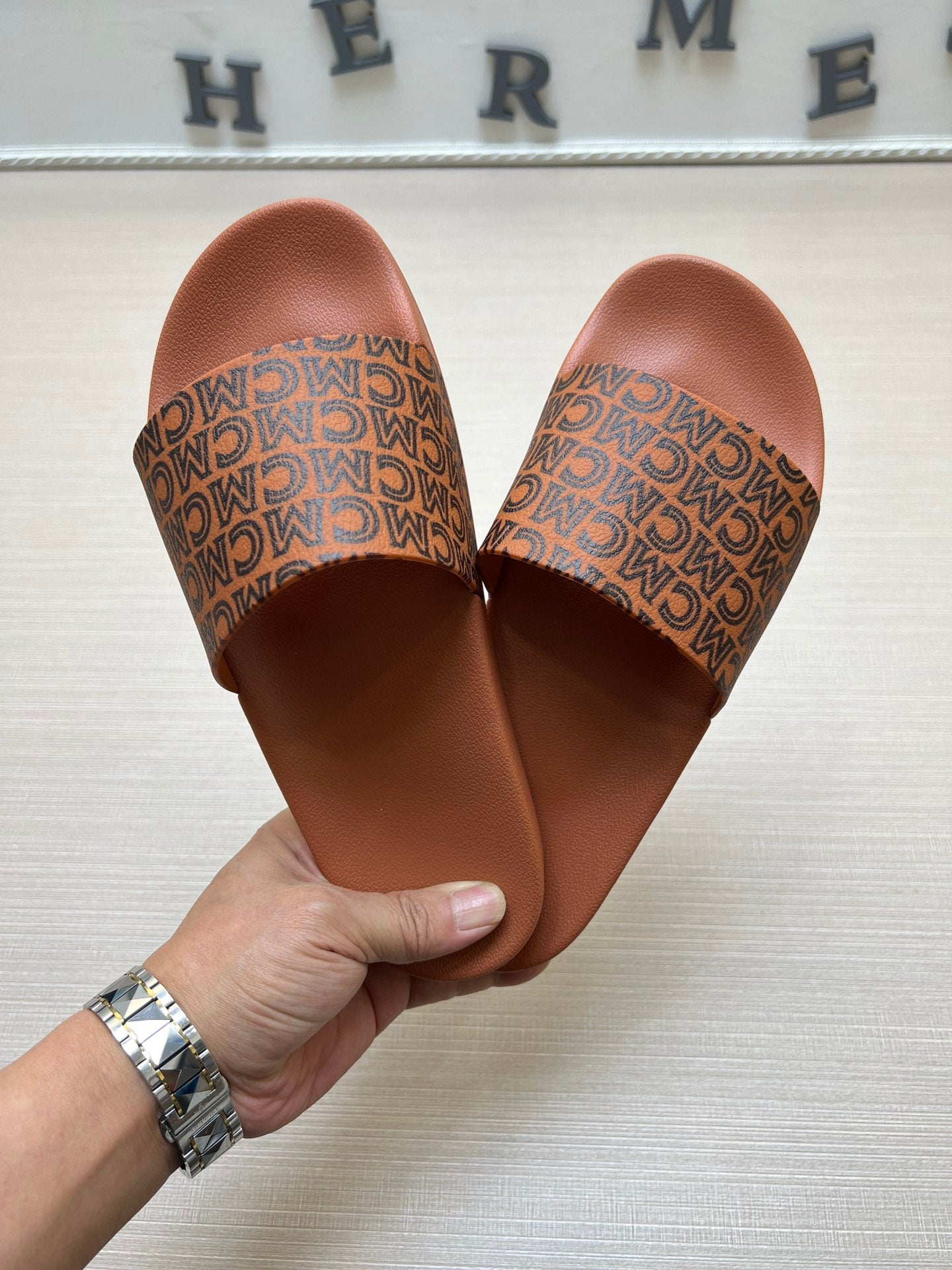 54M45ZDE Stylish slippers