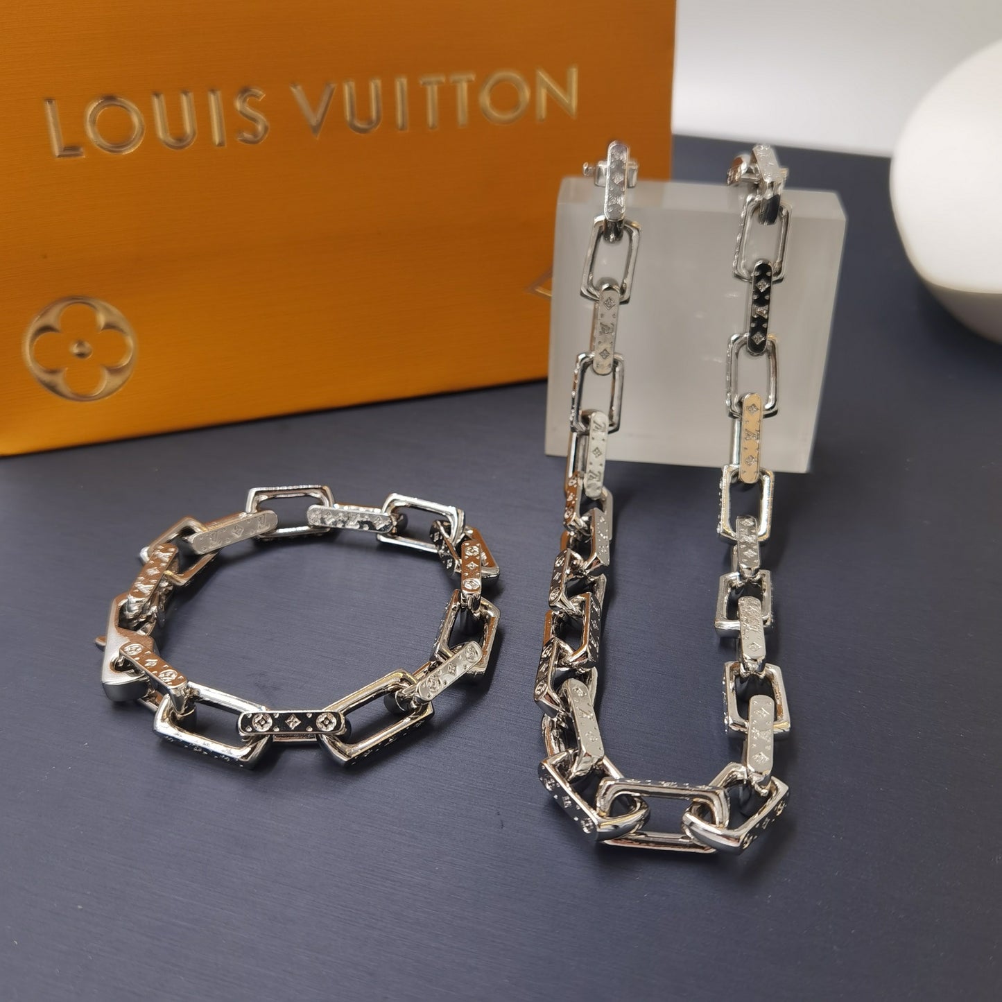1YE352XDE Stylish Bracelets Necklaces