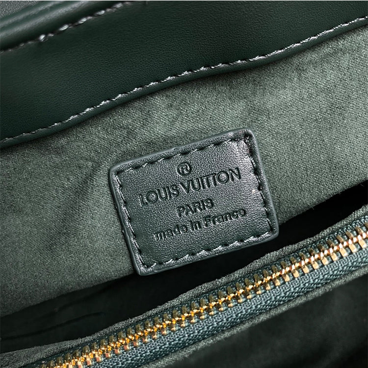 AE028BDE Stylish leather bag