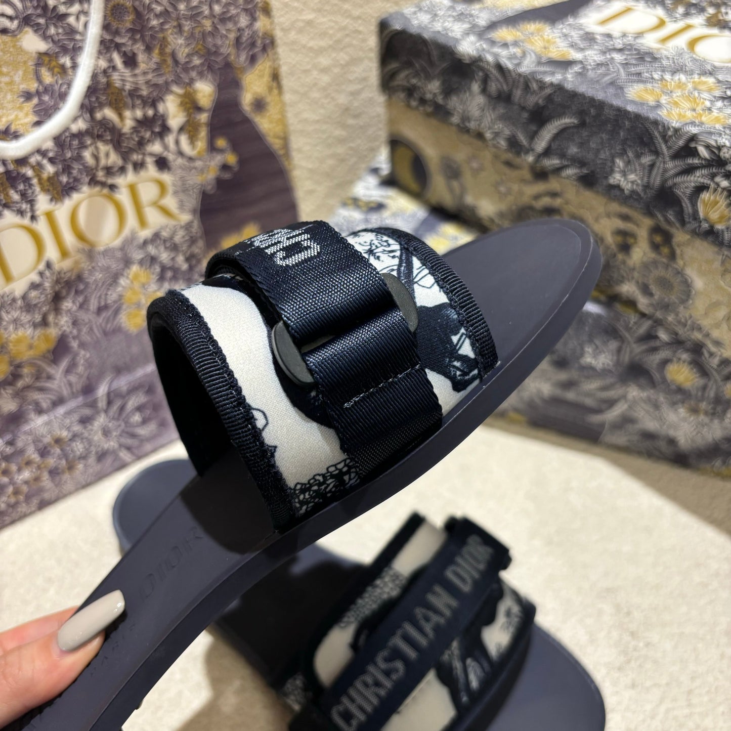 14D17ZDE Stylish slippers