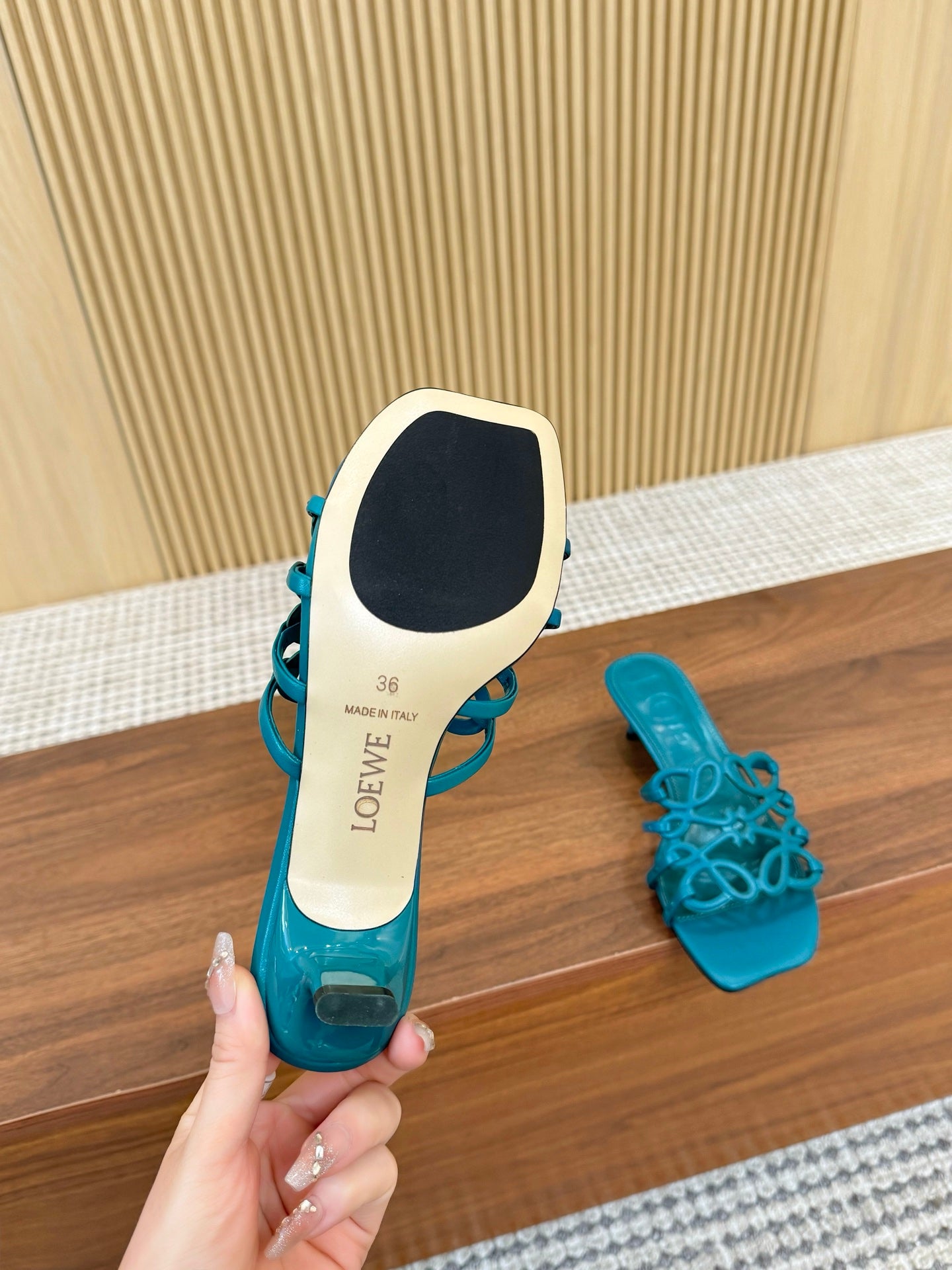 255QA33ZDE Stylish leather Slippers