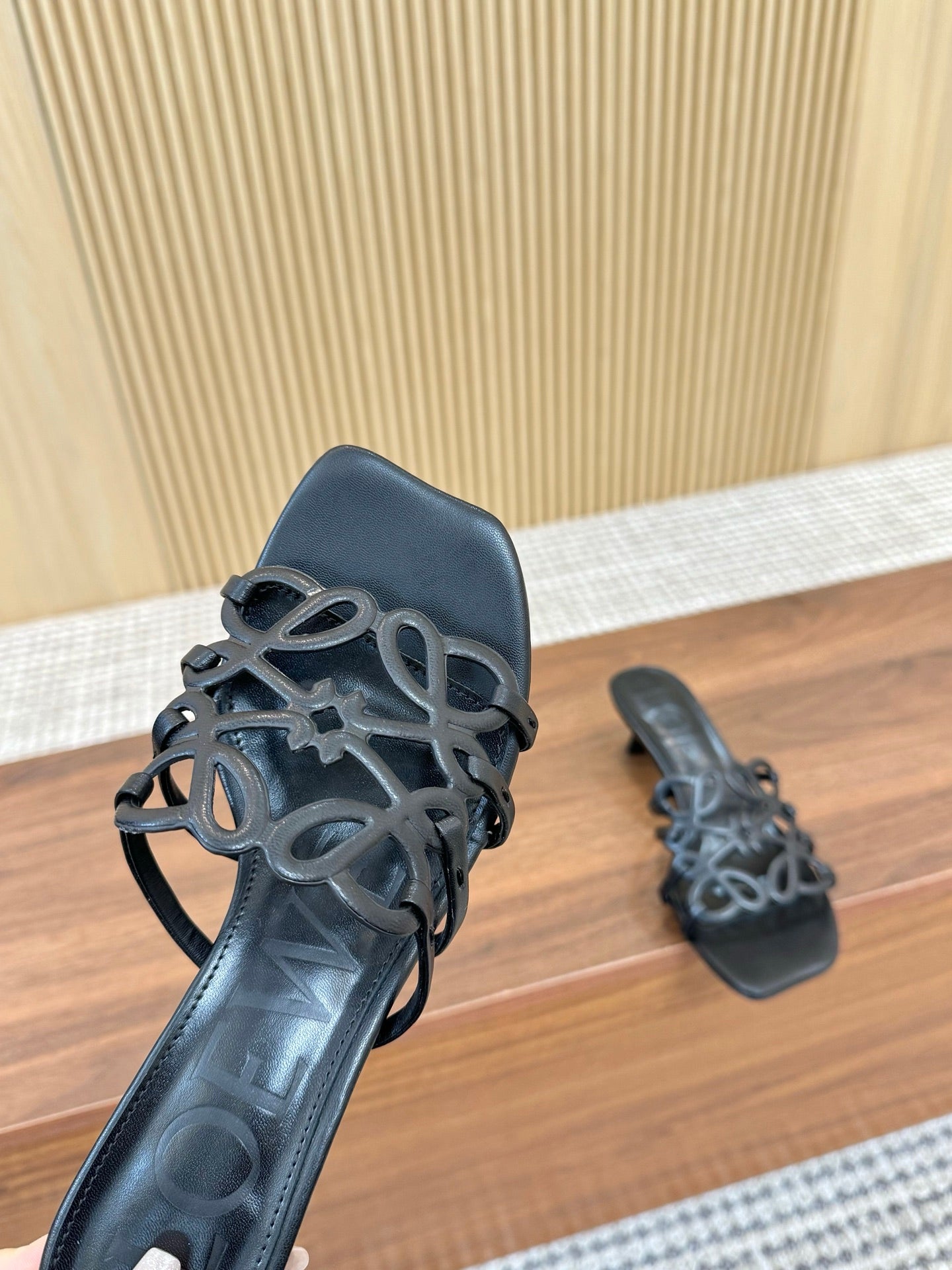 255QA33ZDE Stylish leather Slippers