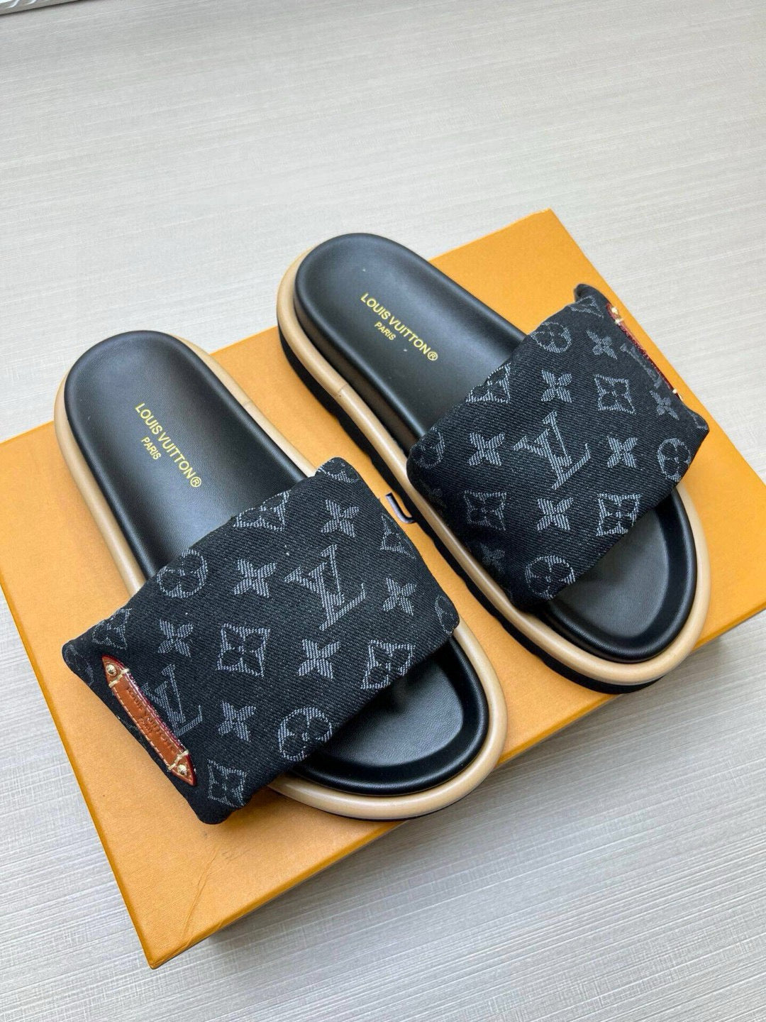 5QE8ZDE Stylish Slippers
