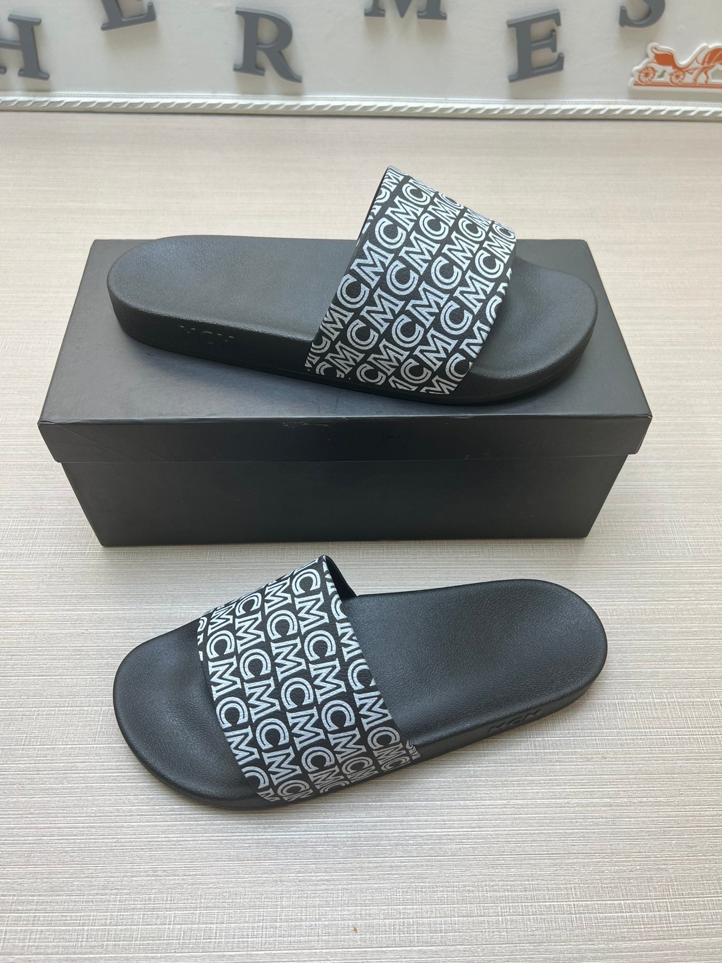 54M45ZDE Stylish slippers