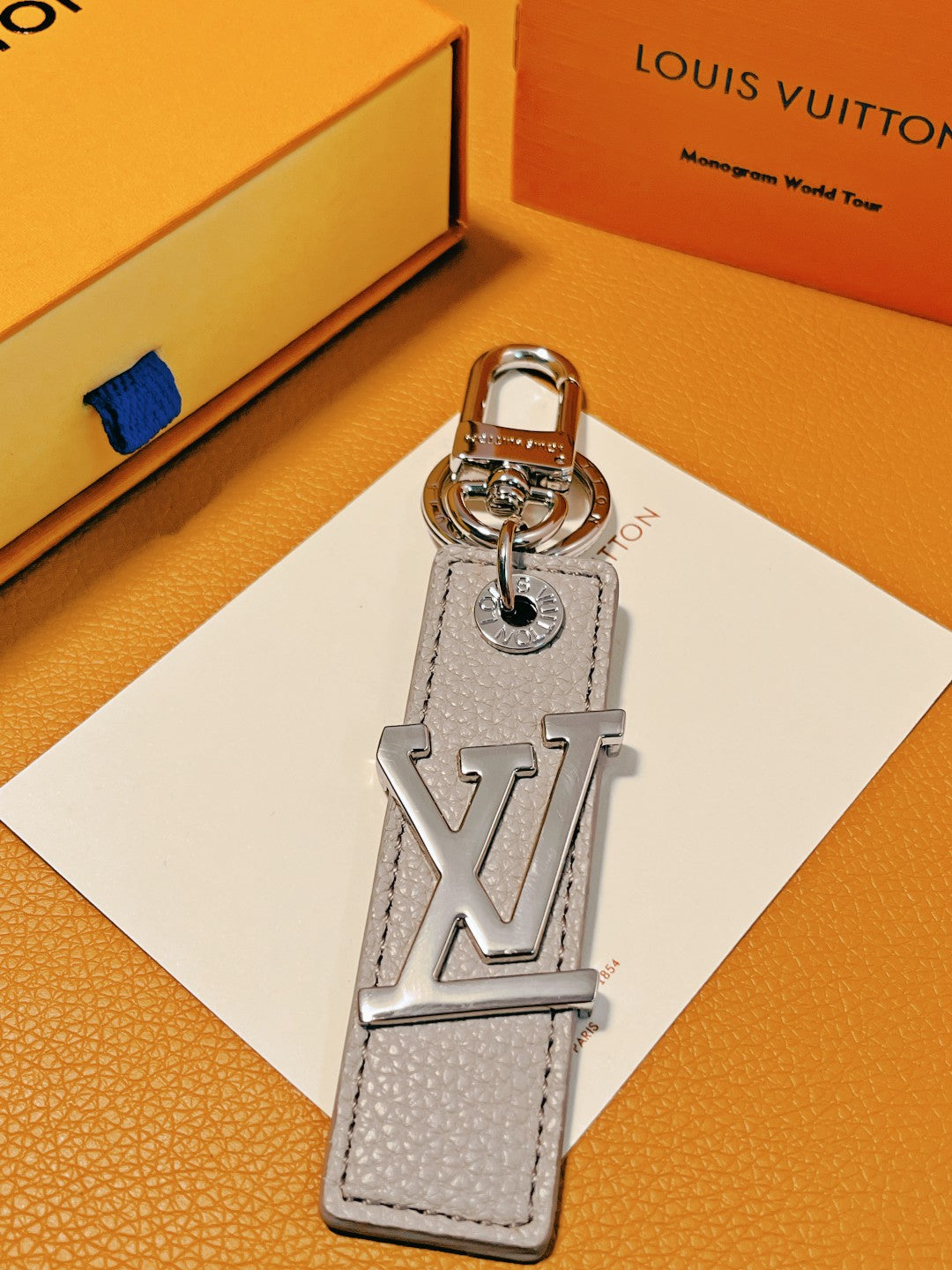 14E58ADE Stylish key closure