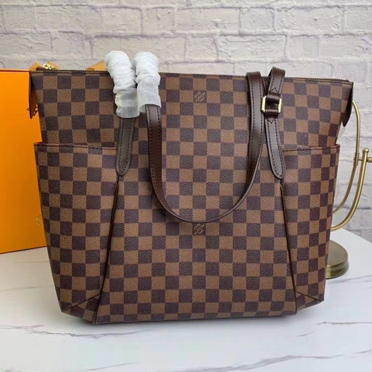 2E108BDE Stylish leather bag