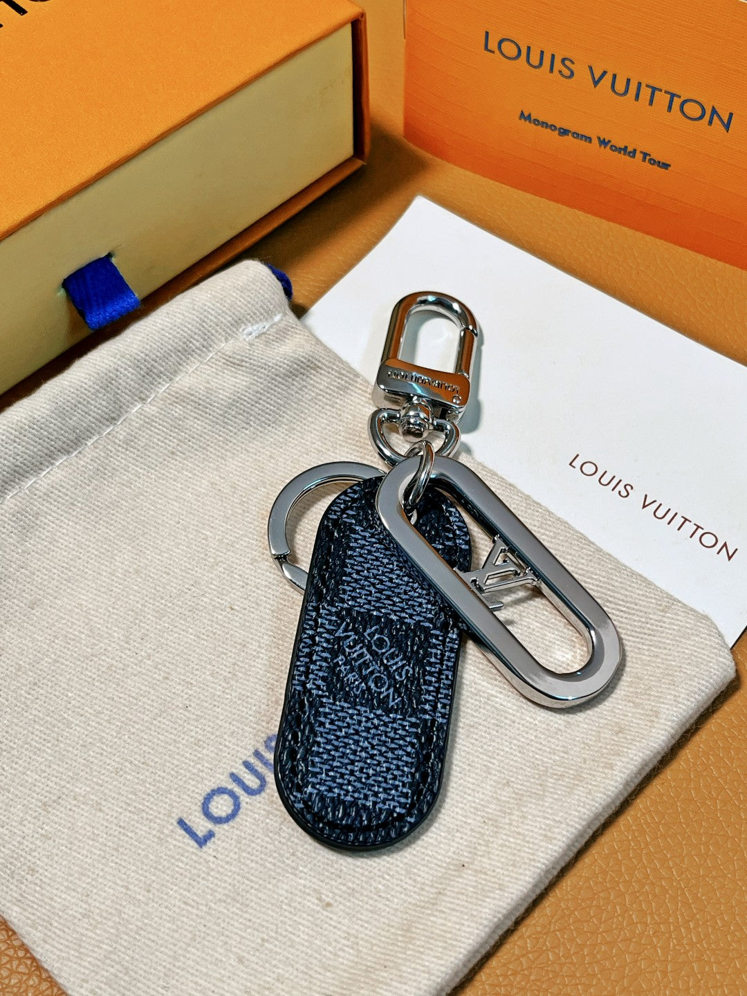 14E61ADE Stylish key closure
