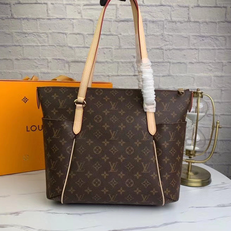 2E108BDE Stylish leather bag