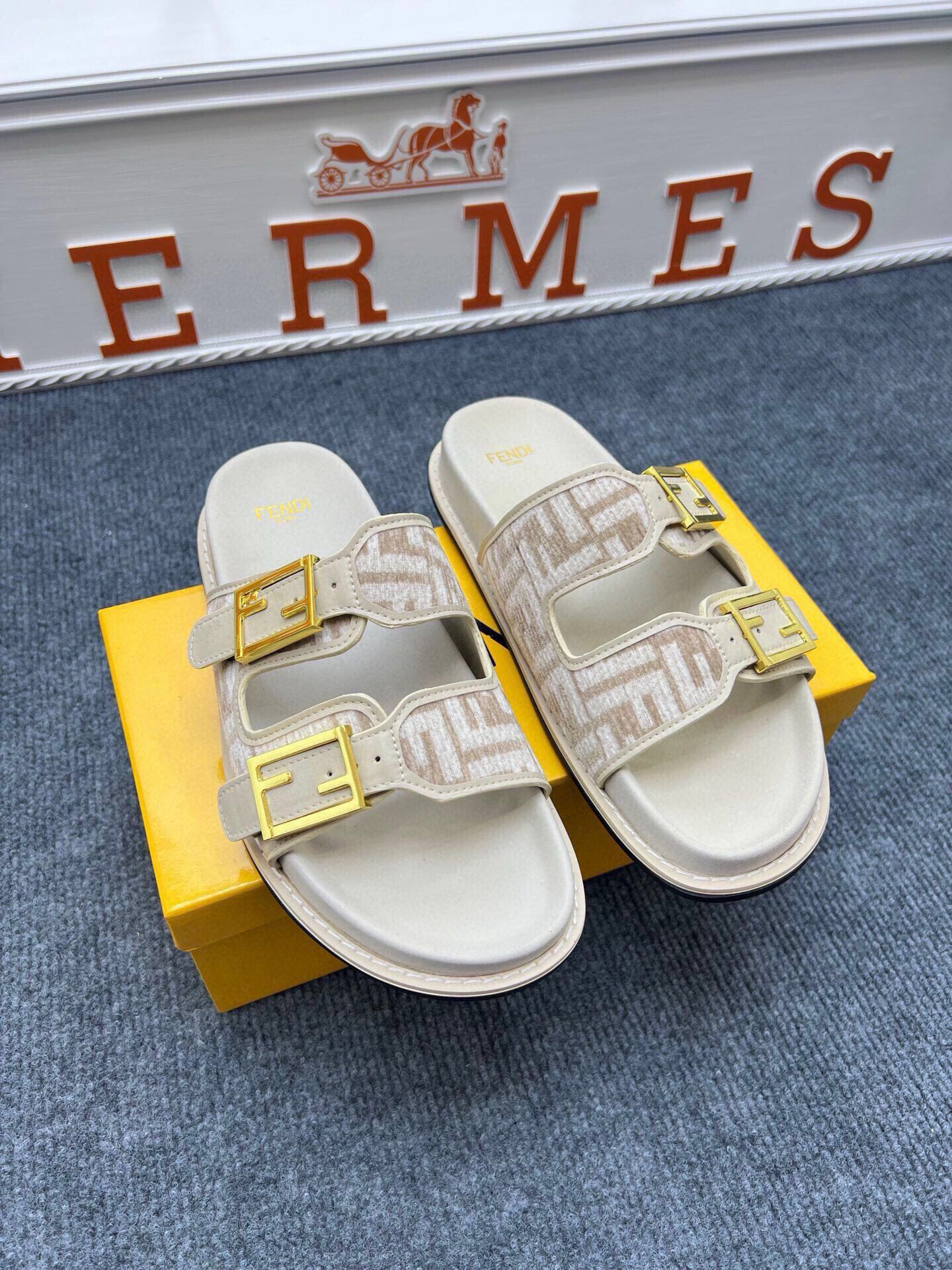 54F38ZDE Stylish slippers