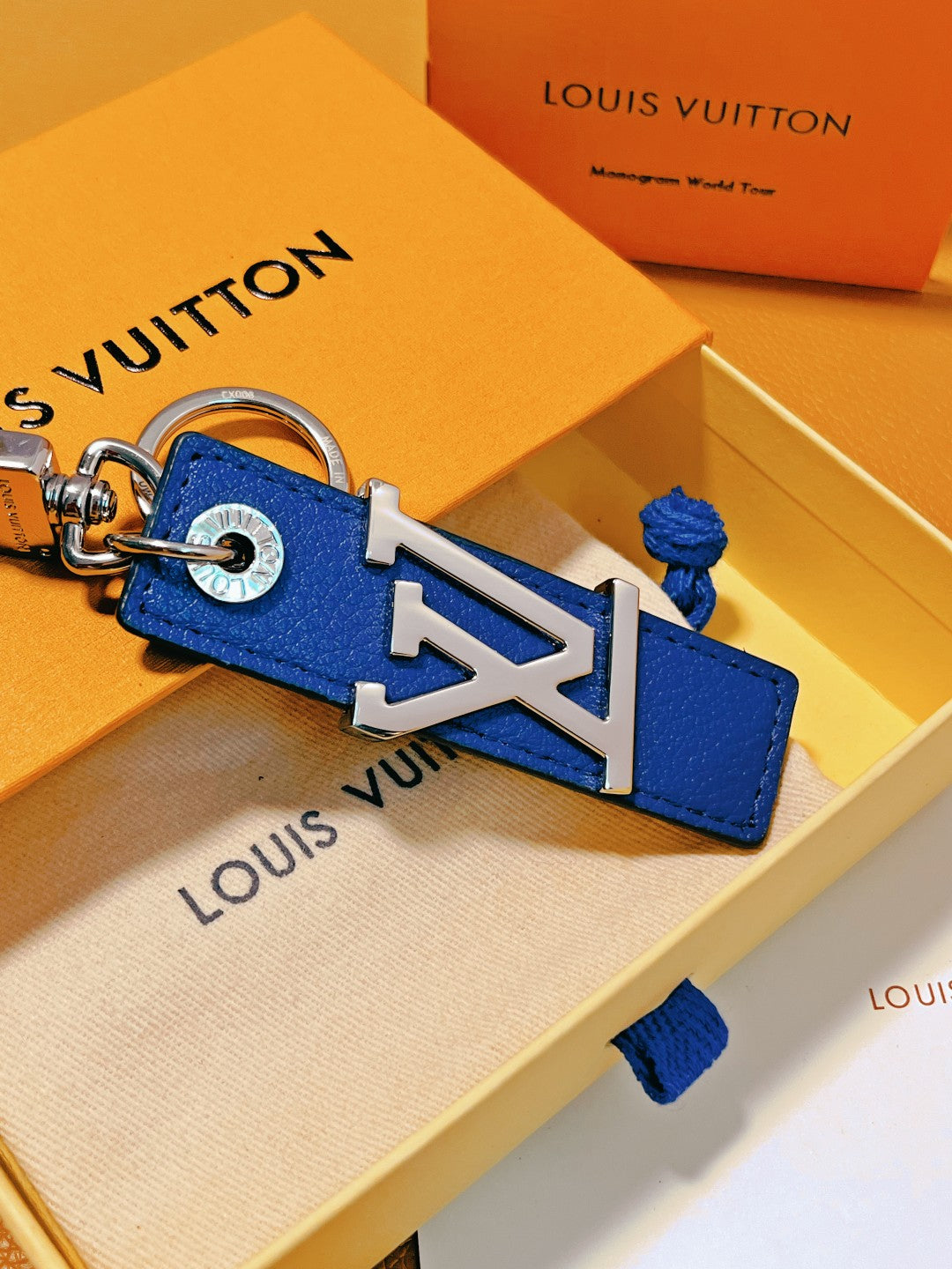 14E58ADE Stylish key closure