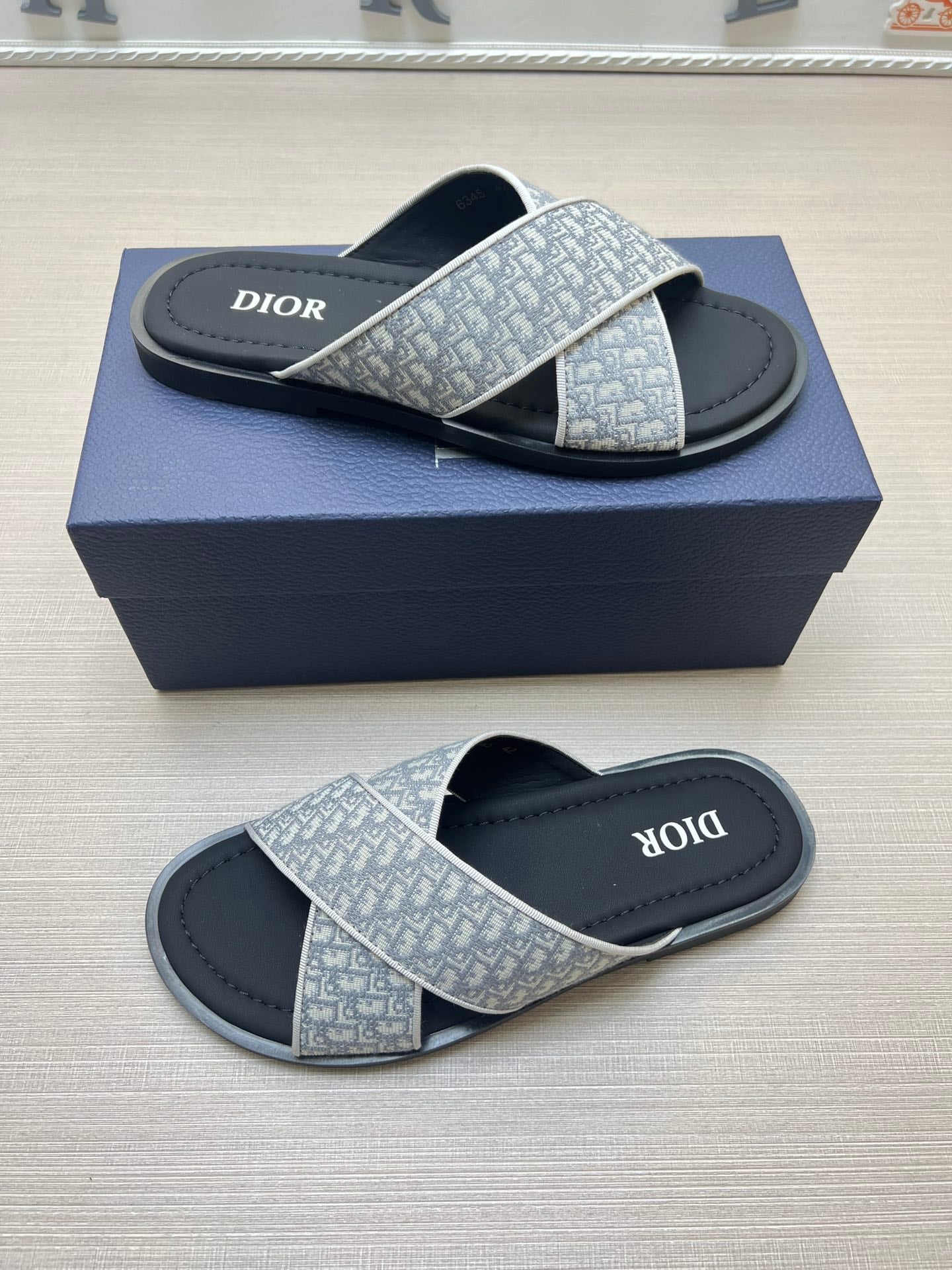 54D81ZDE Stylish slippers