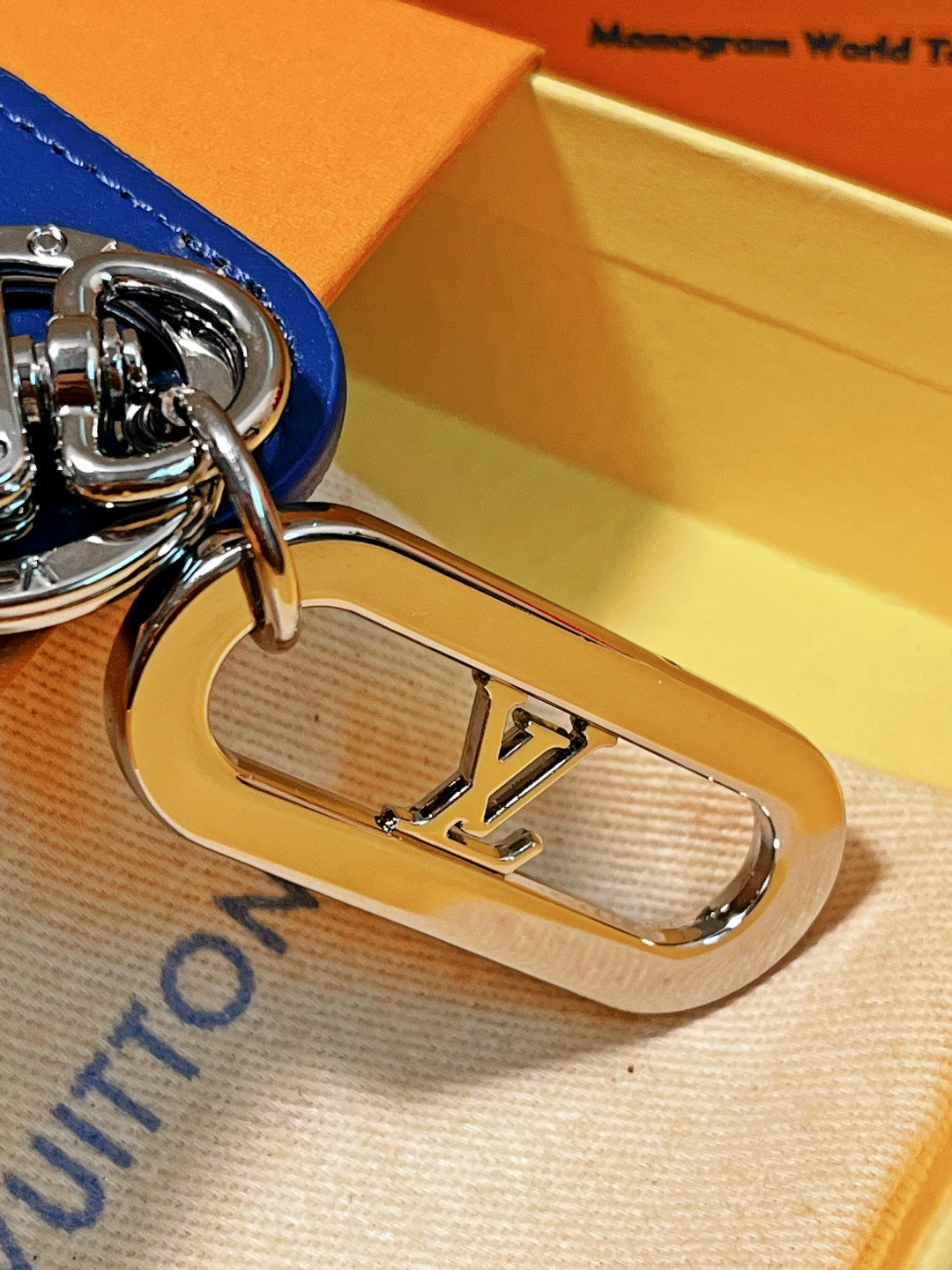 14E61ADE Stylish key closure