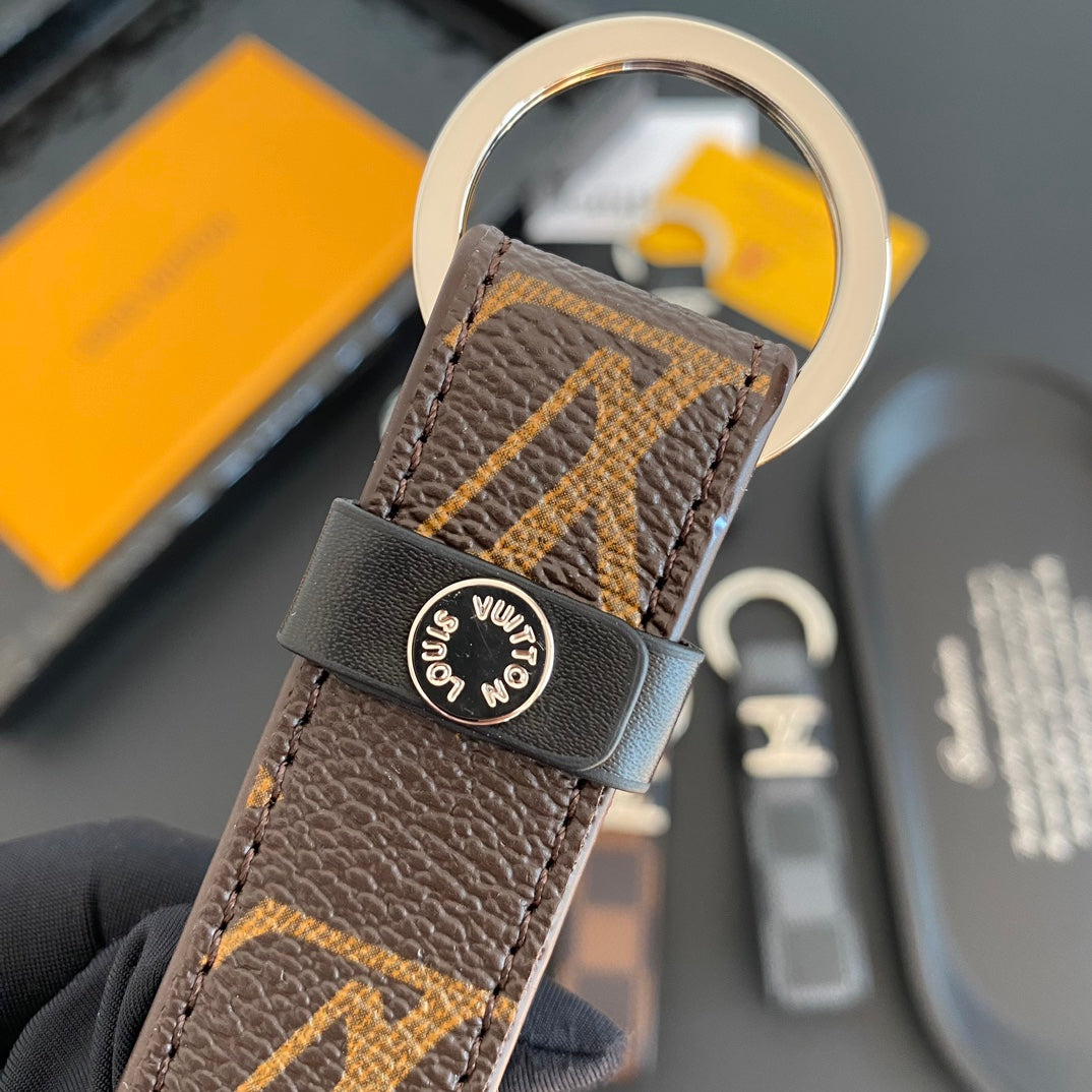 3RE2ADE Stylish key closure