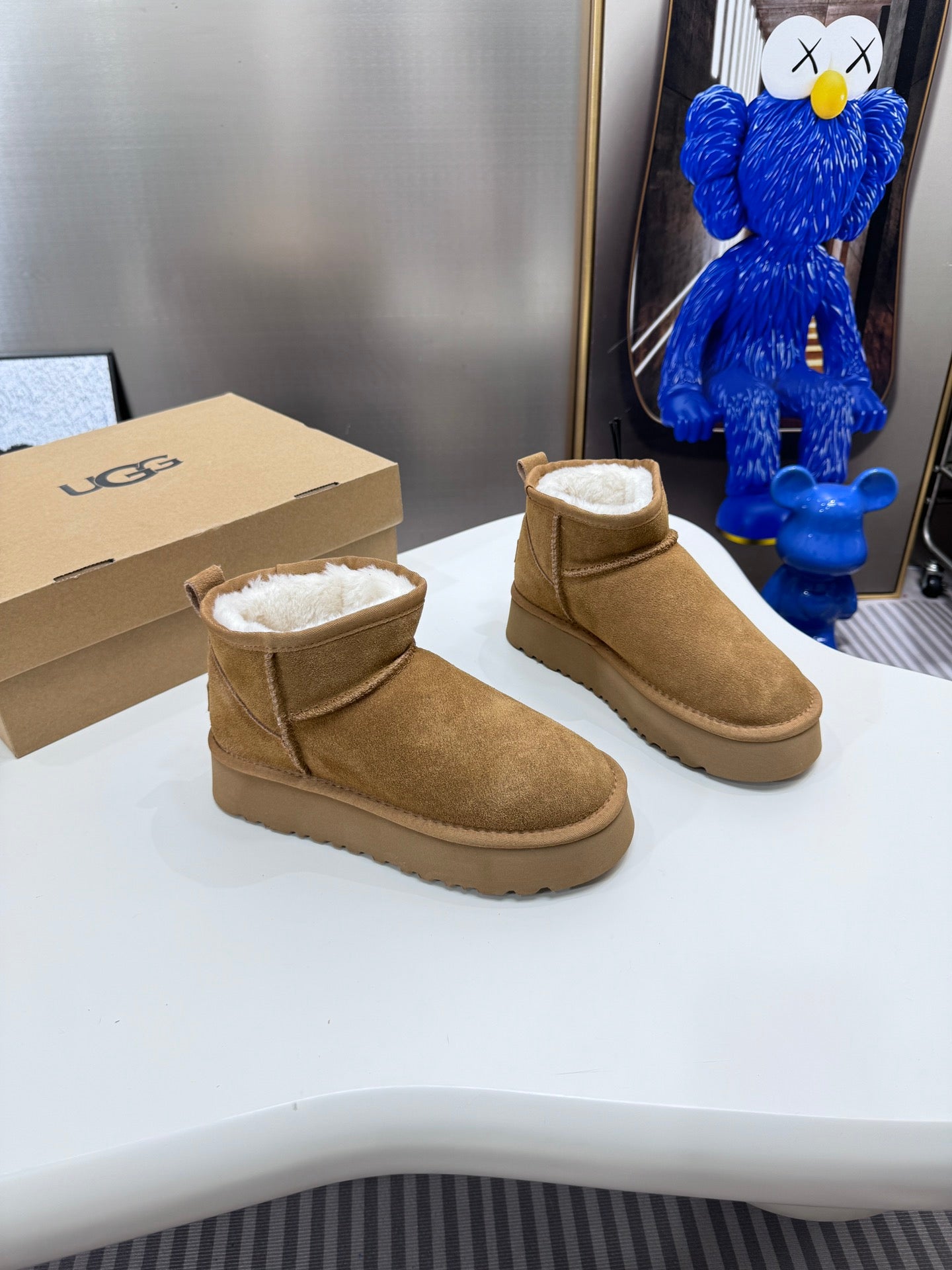 1LU9ZDE Stylish snow boots