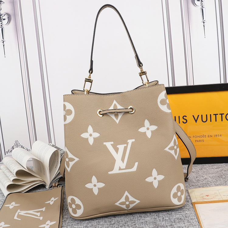 2E04BDE Stylish leather bag