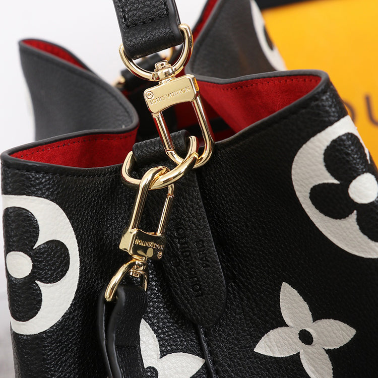 2E04BDE Stylish leather bag