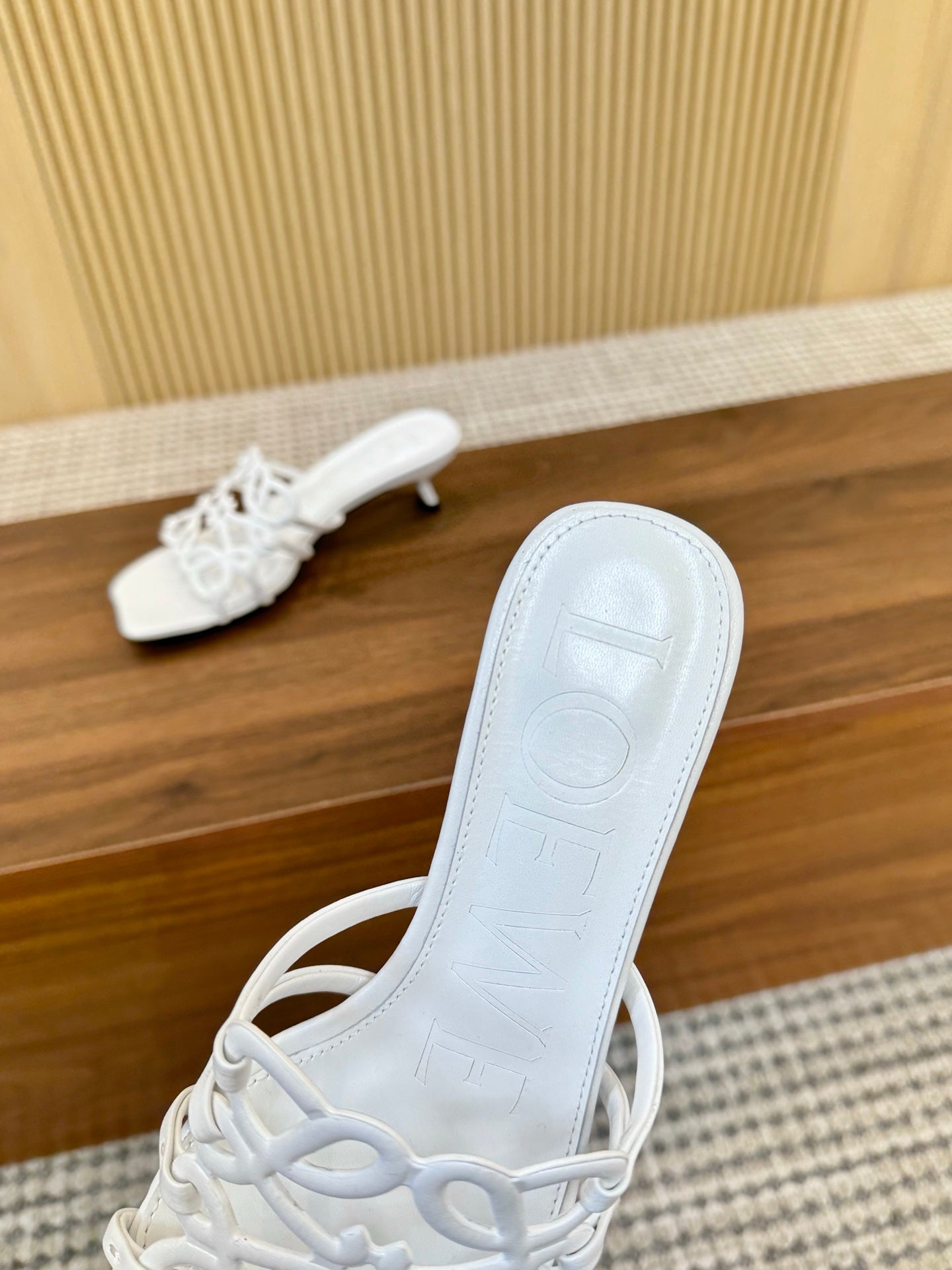 255QA33ZDE Stylish leather Slippers
