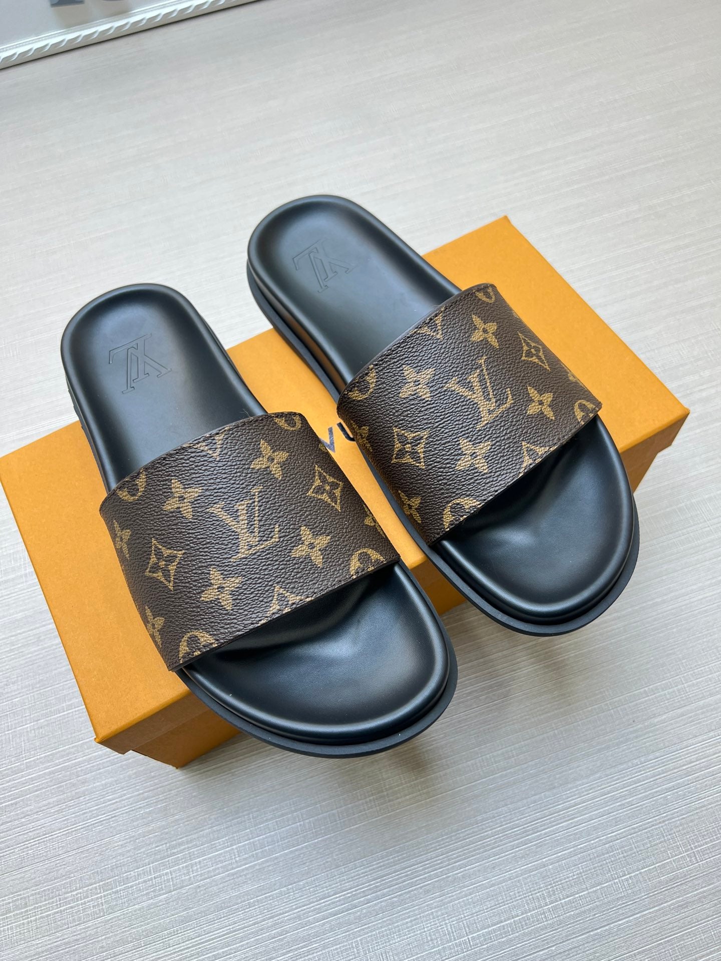 54E57ZDE Stylish slippers
