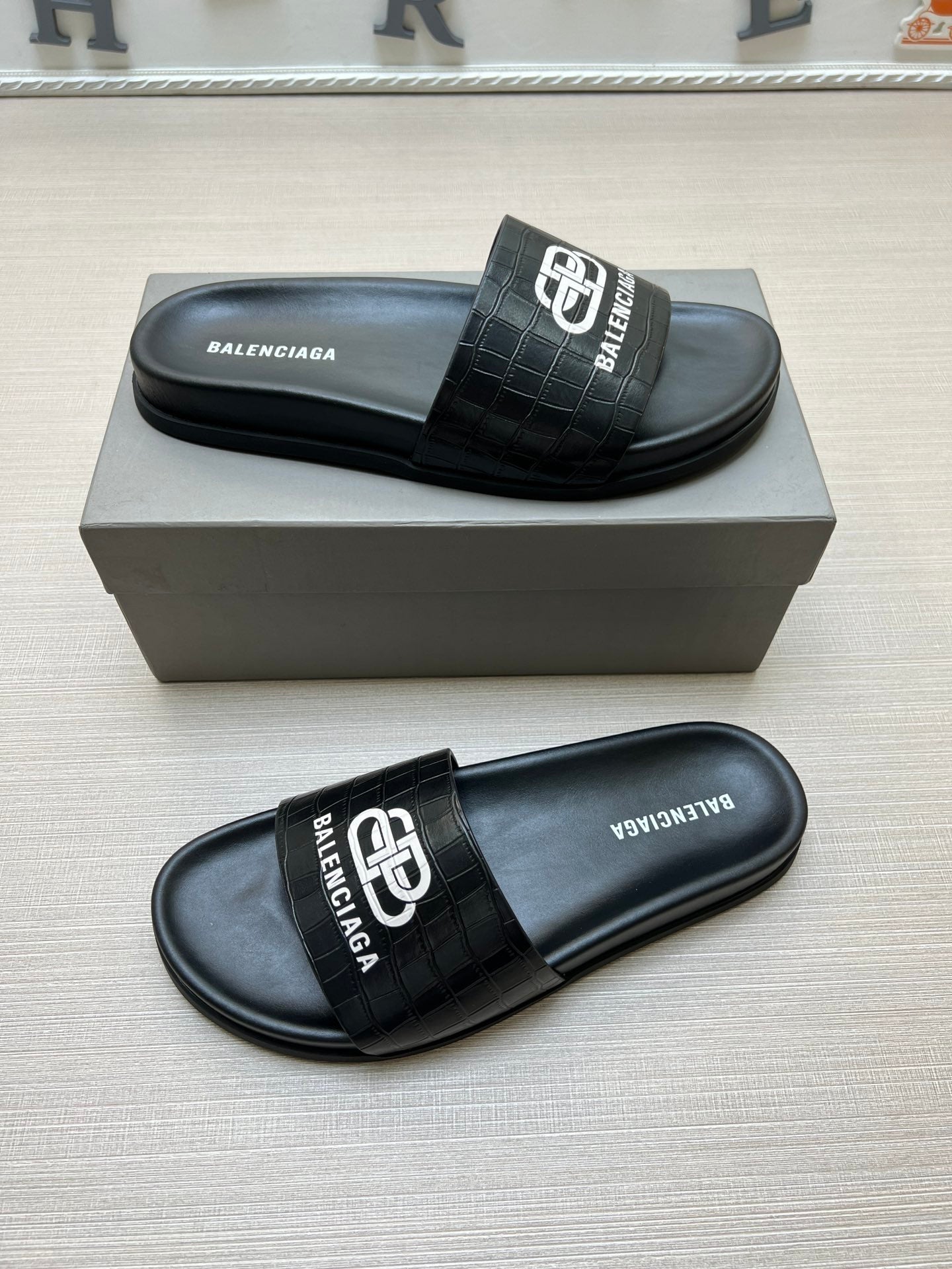 54J99ZDE Stylish slippers