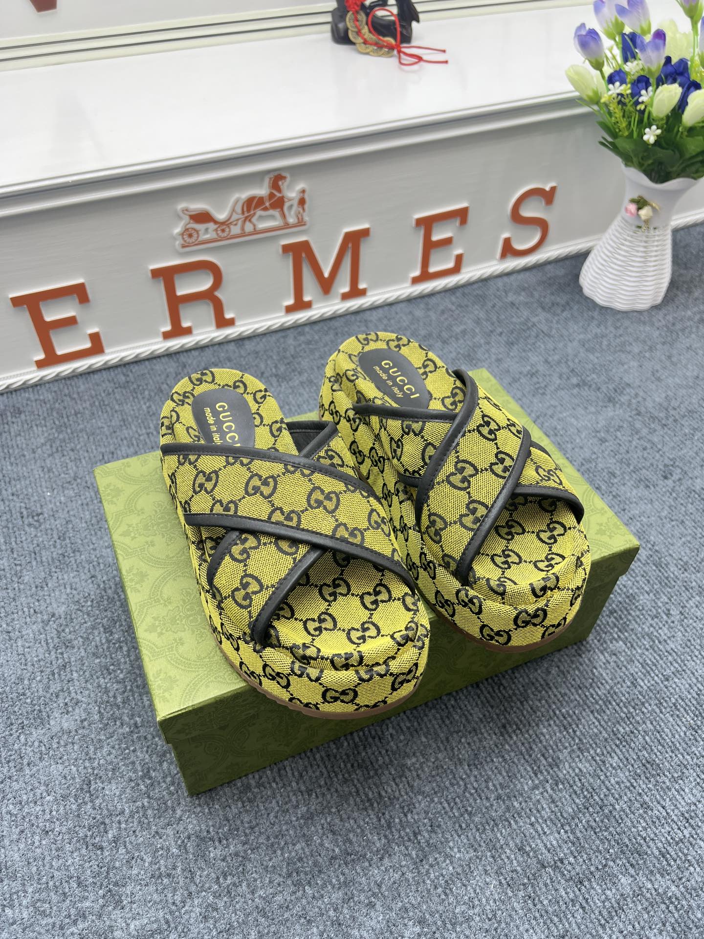 5YB69ZDE Stylish Slippers