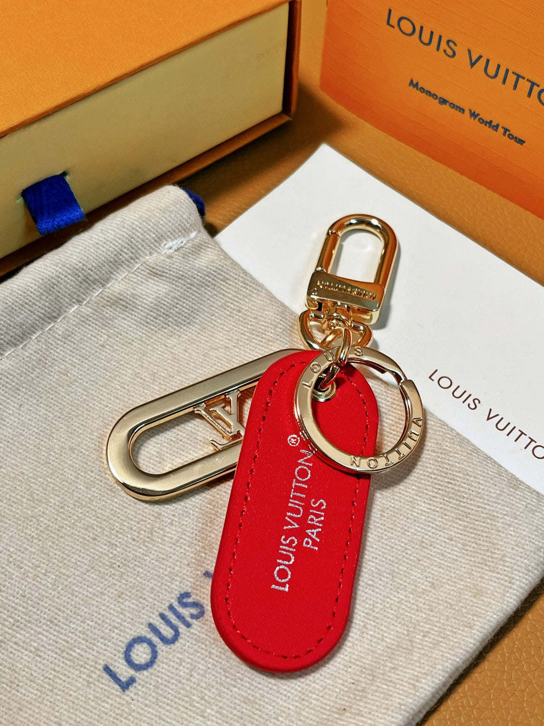 14E61ADE Stylish key closure