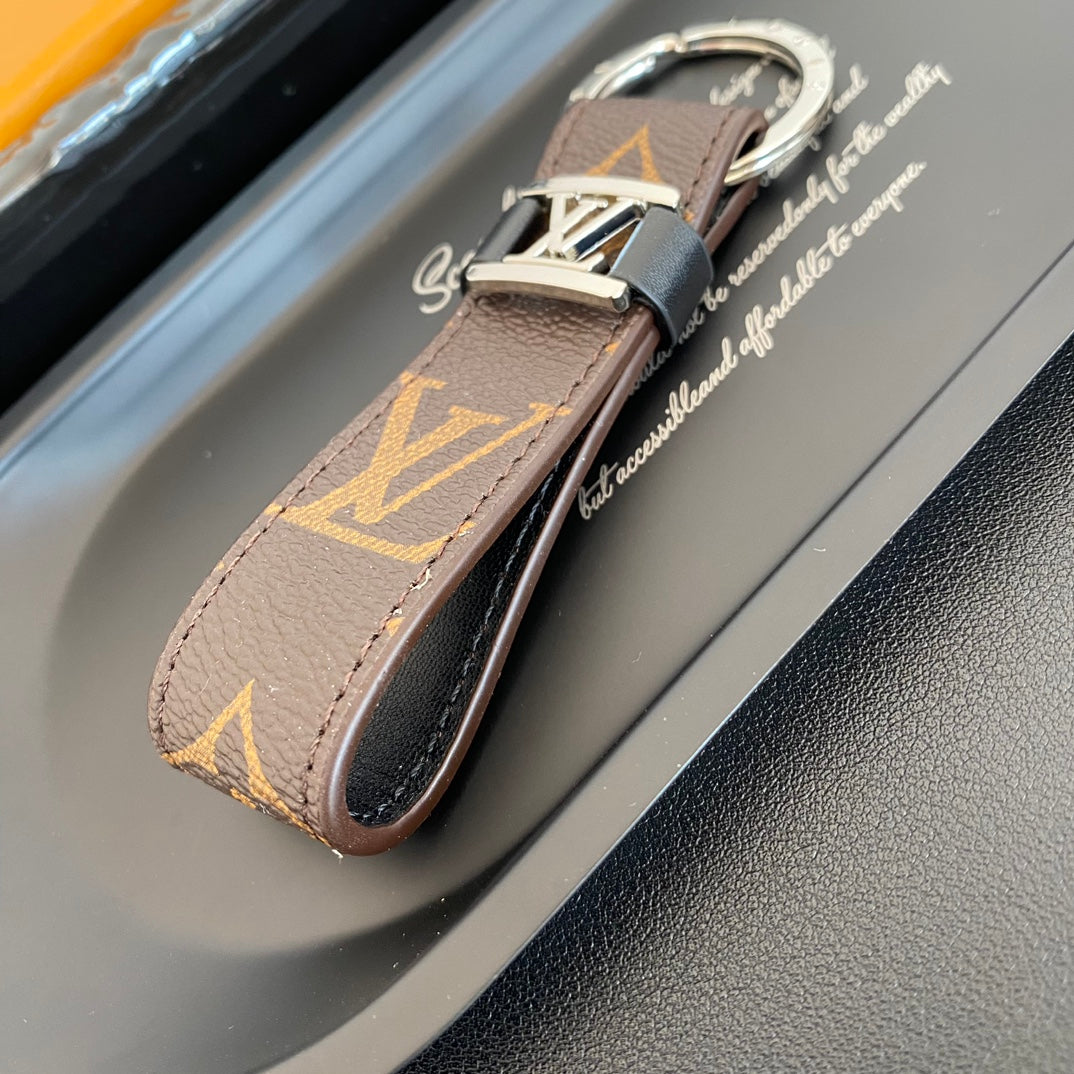 3RE2ADE Stylish key closure