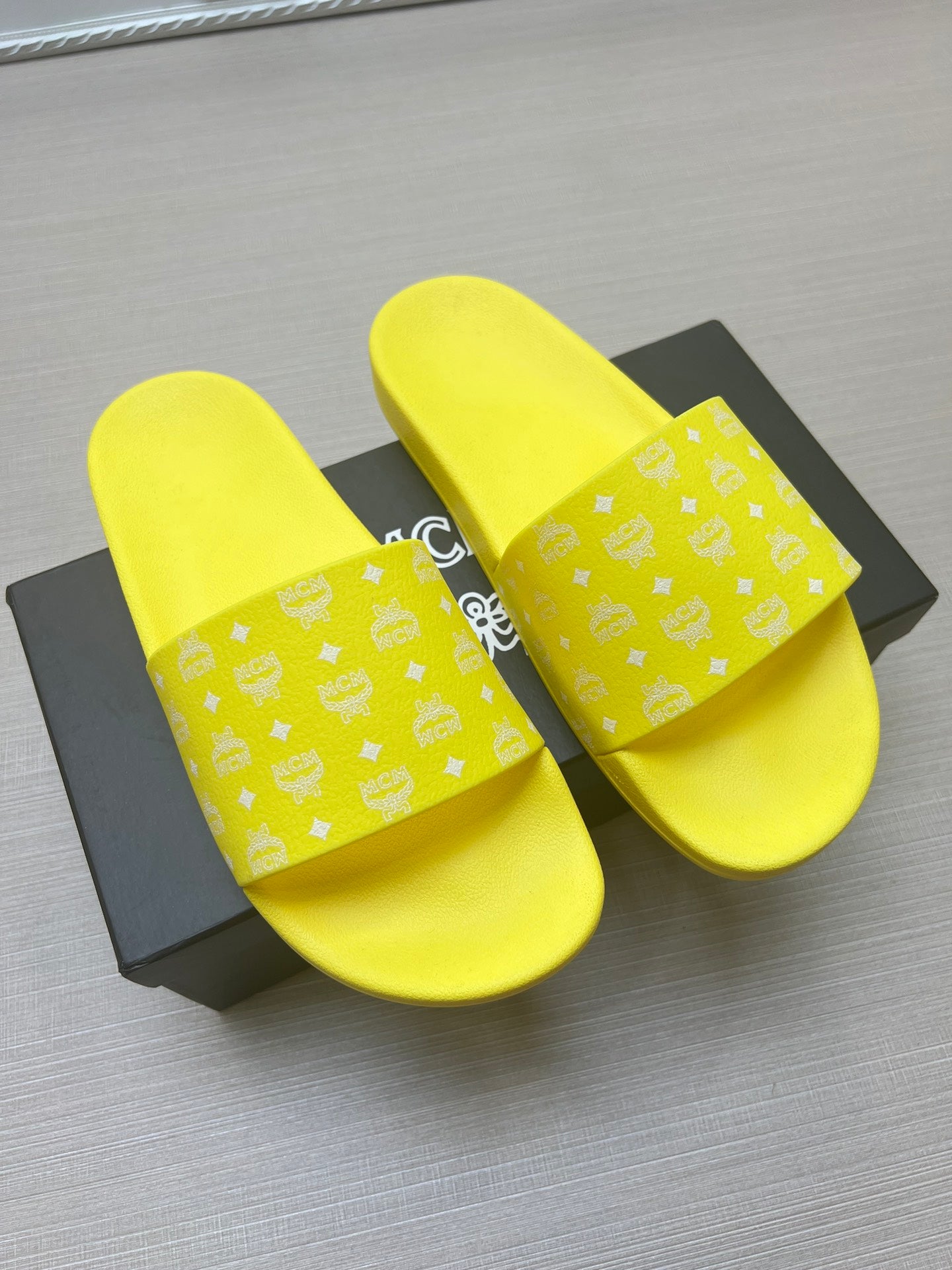 54M47ZDE Stylish slippers