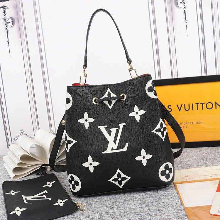 2E04BDE Stylish leather bag