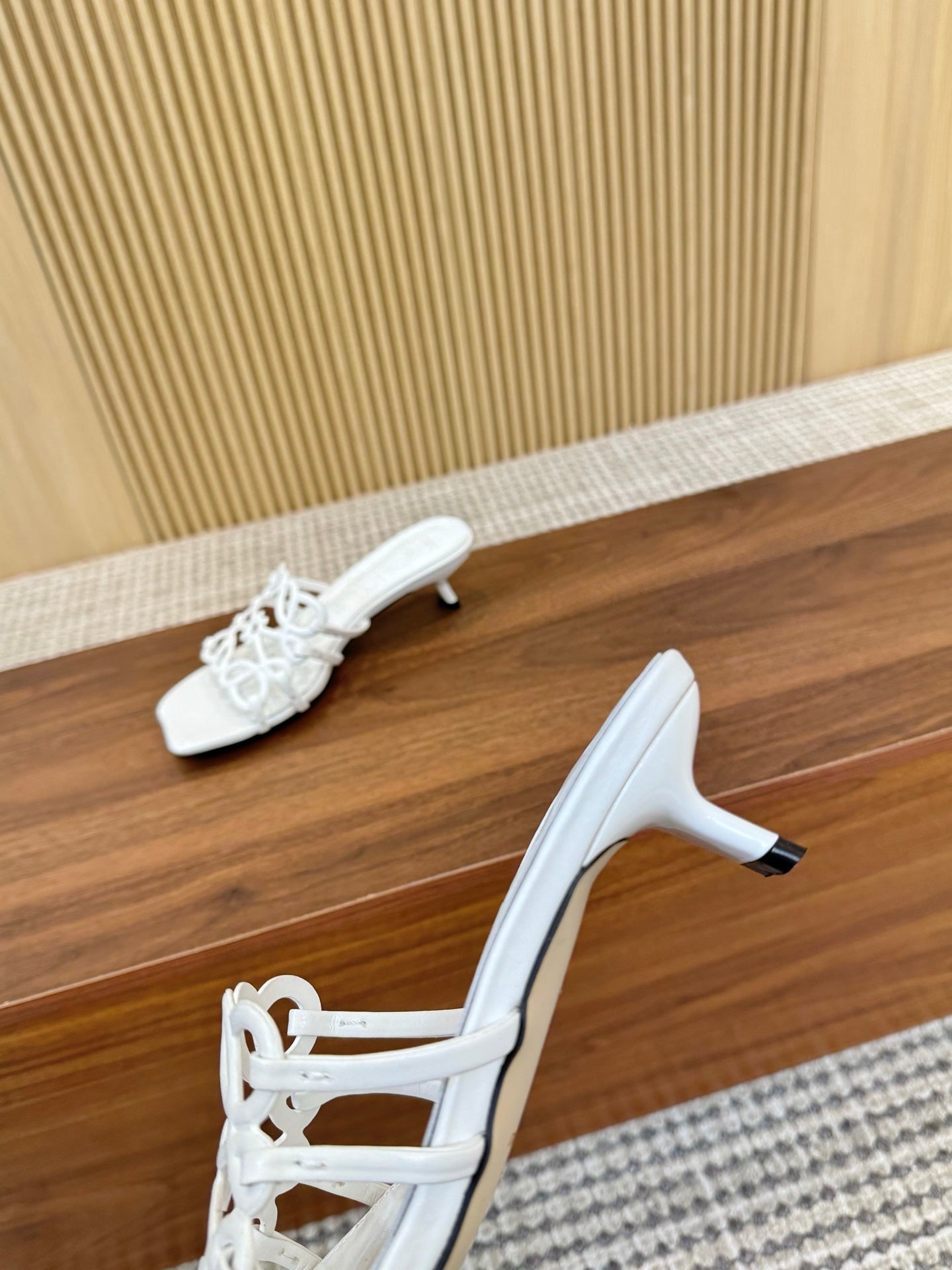255QA33ZDE Stylish leather Slippers