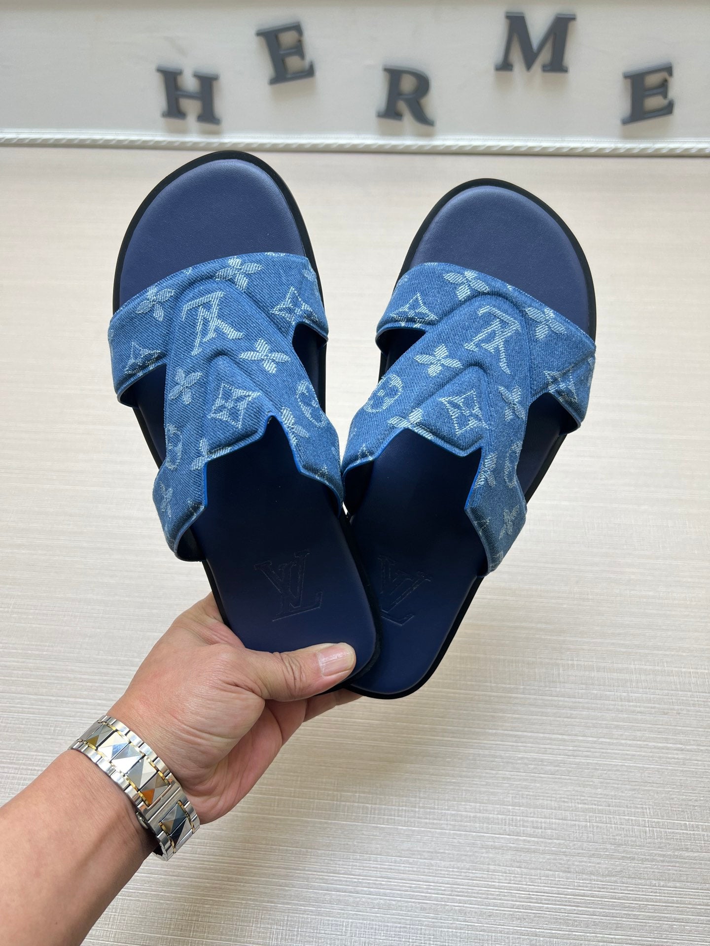 54E109ZDE Stylish slippers