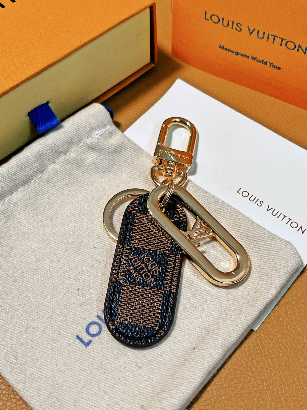 14E61ADE Stylish key closure