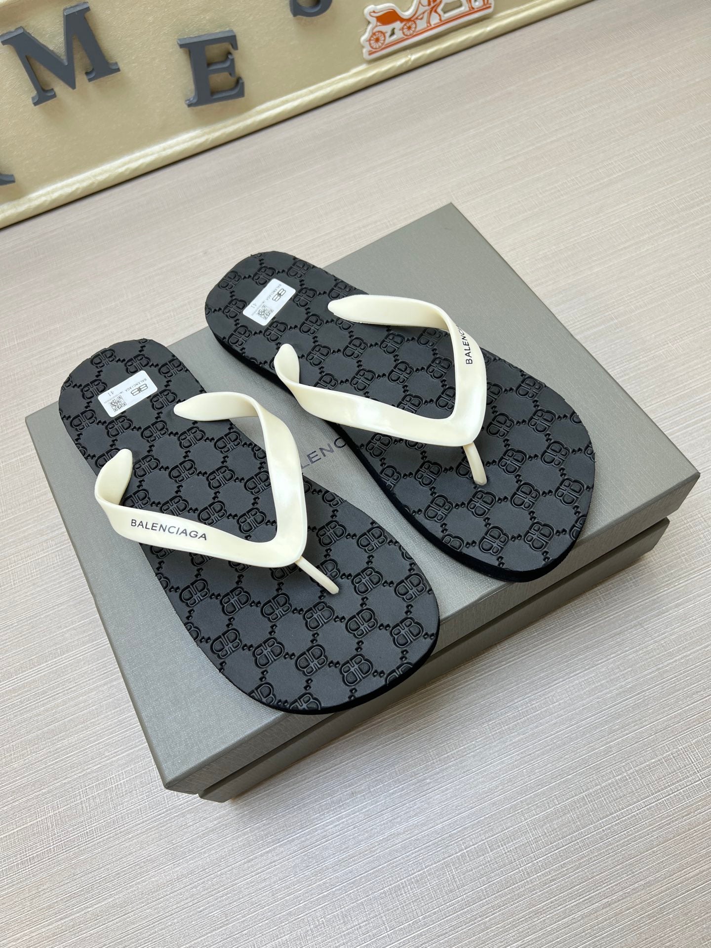 5QB16ZDE Stylish Slippers