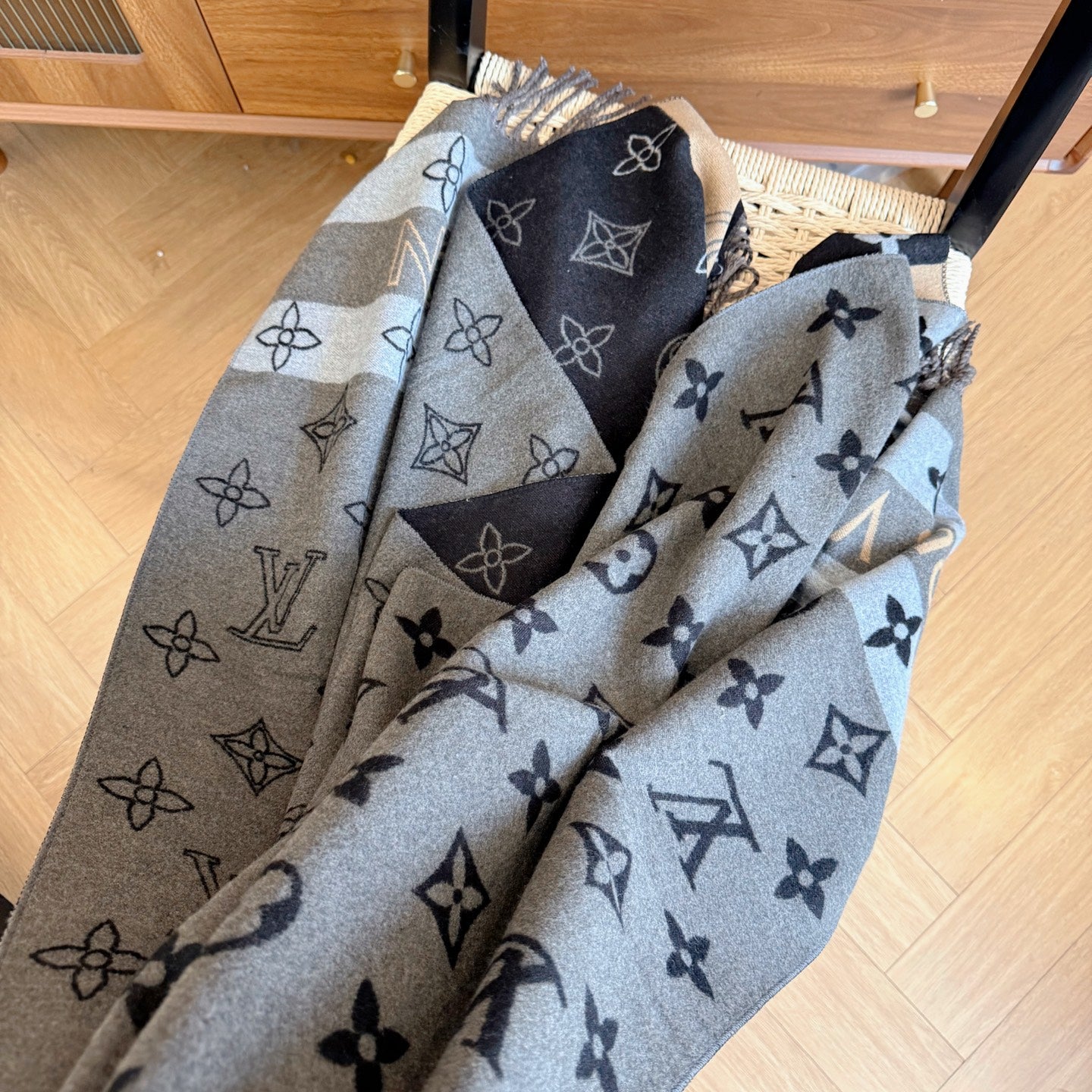 185ZE69WDE Stylish Winter Scarves