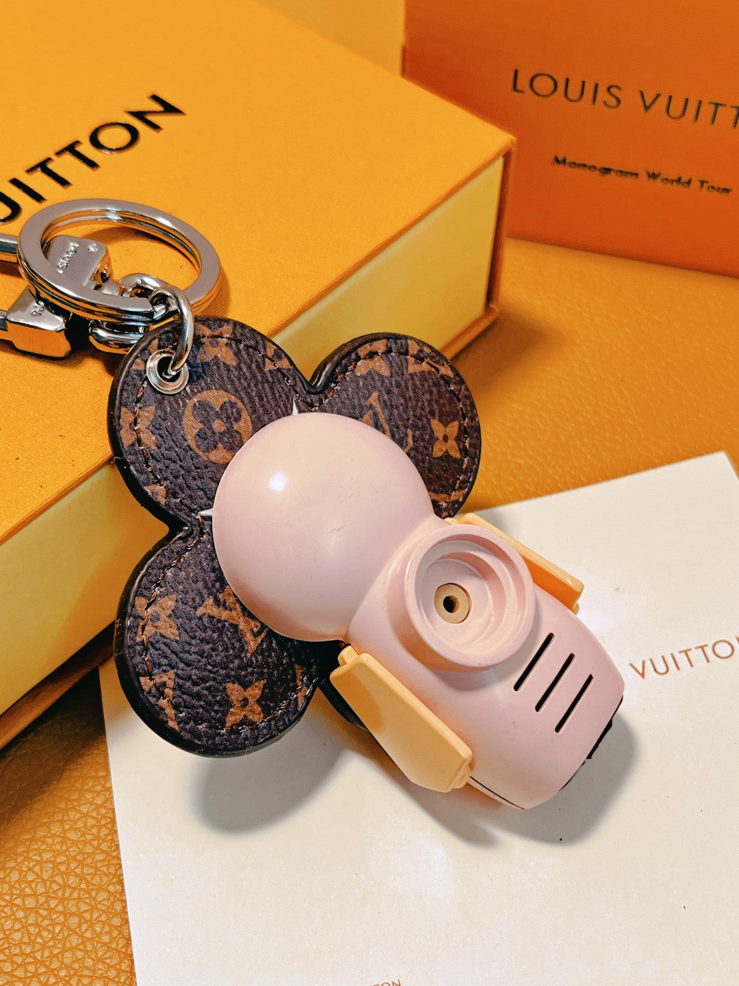 14E57ADE Stylish key closure