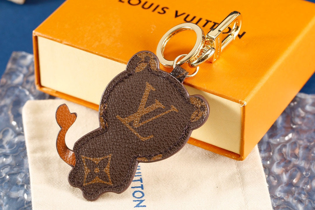3RE14ADE Stylish key closure
