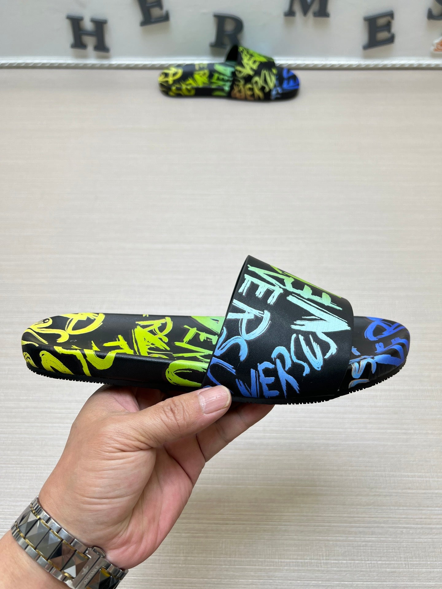 54V94ZDE Stylish slippers