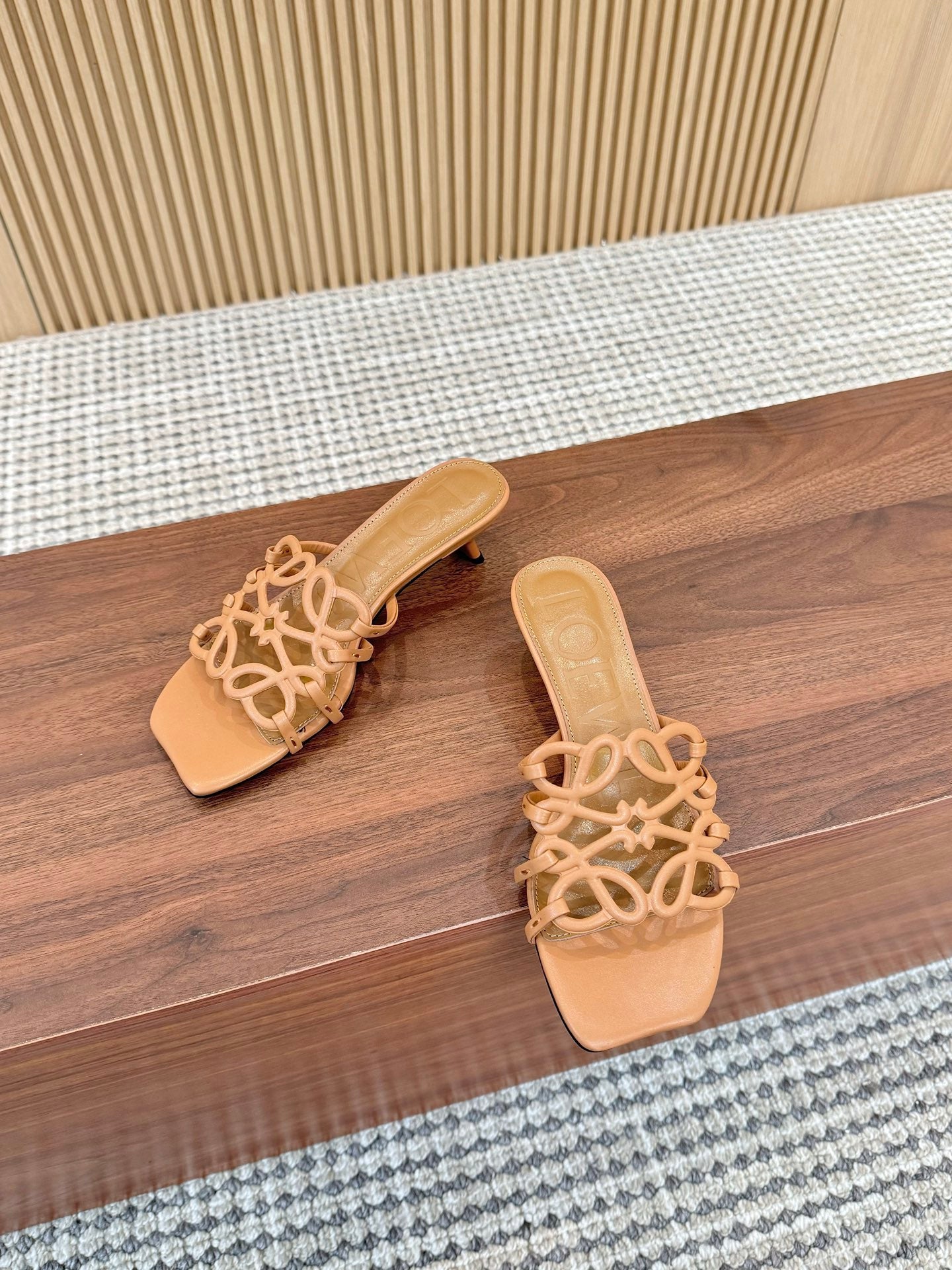 255QA33ZDE Stylish leather Slippers